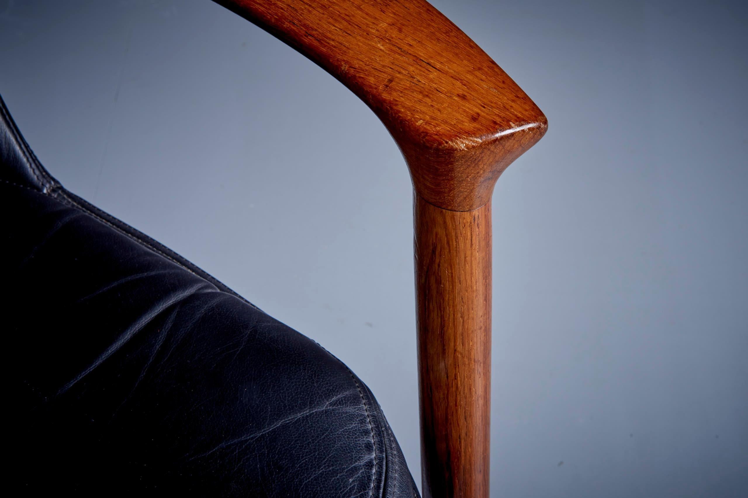 1960s Ib Kofod-Larsen arm or easy chair in Leather for Fröscher Sitform, Germany. The leather has a very nice patina.