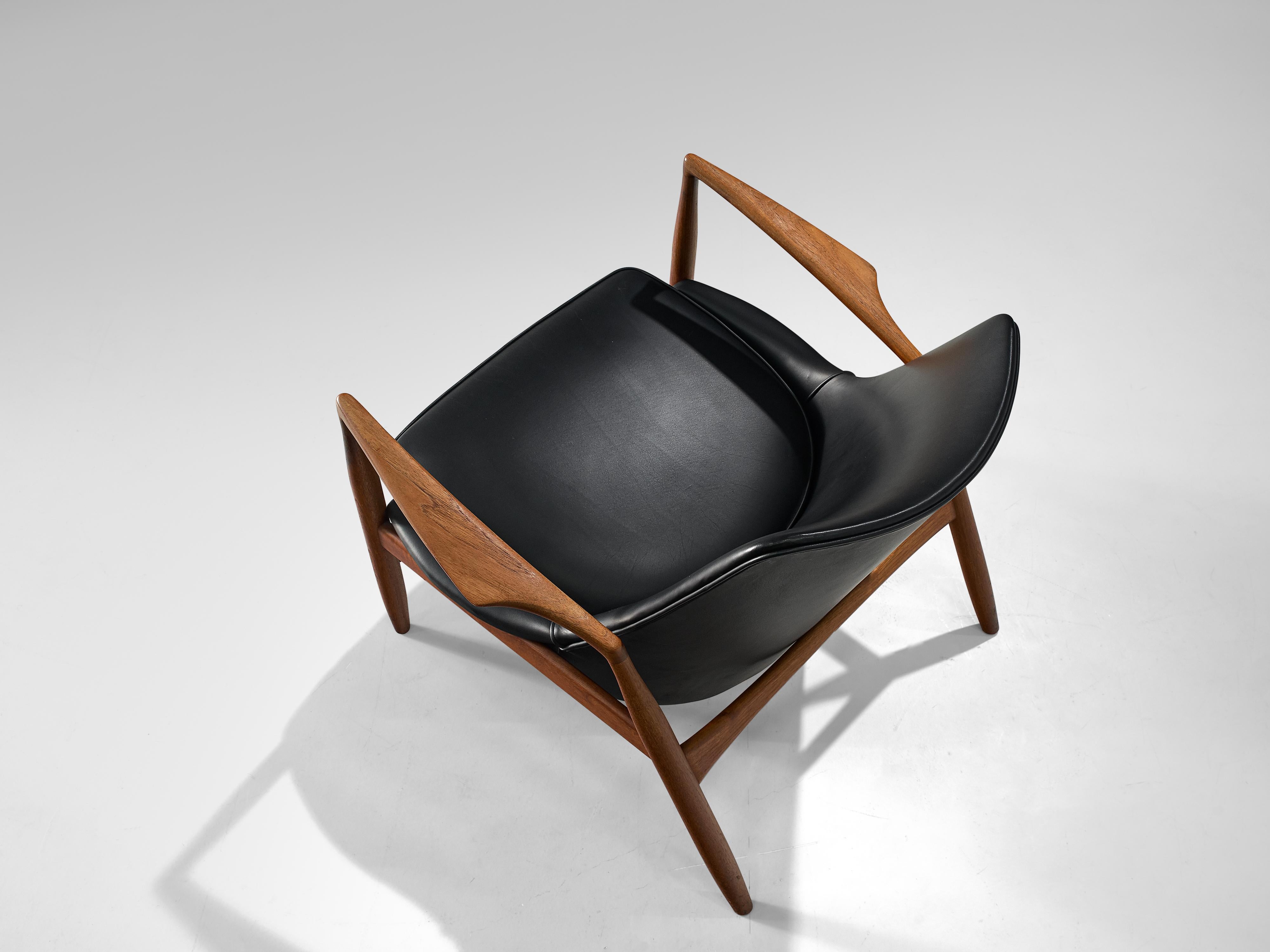 Ib Kofod-Larsen Lounge Chair in Black Leather and Teak In Good Condition In Waalwijk, NL