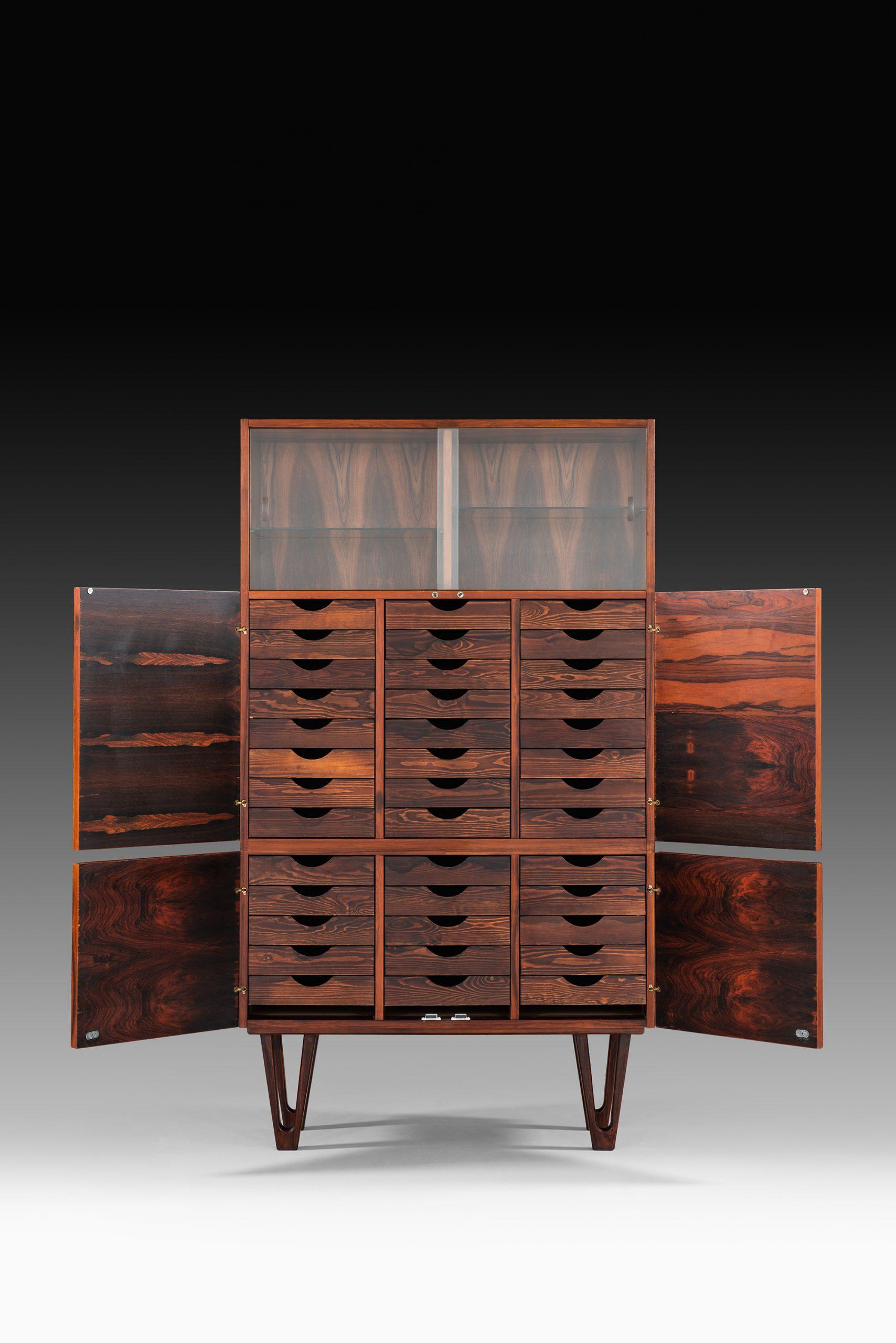 Cabinet très rare conçu par Ib Kofod-Larsen. Produit par Seffle Möbelfabrik en Suède.