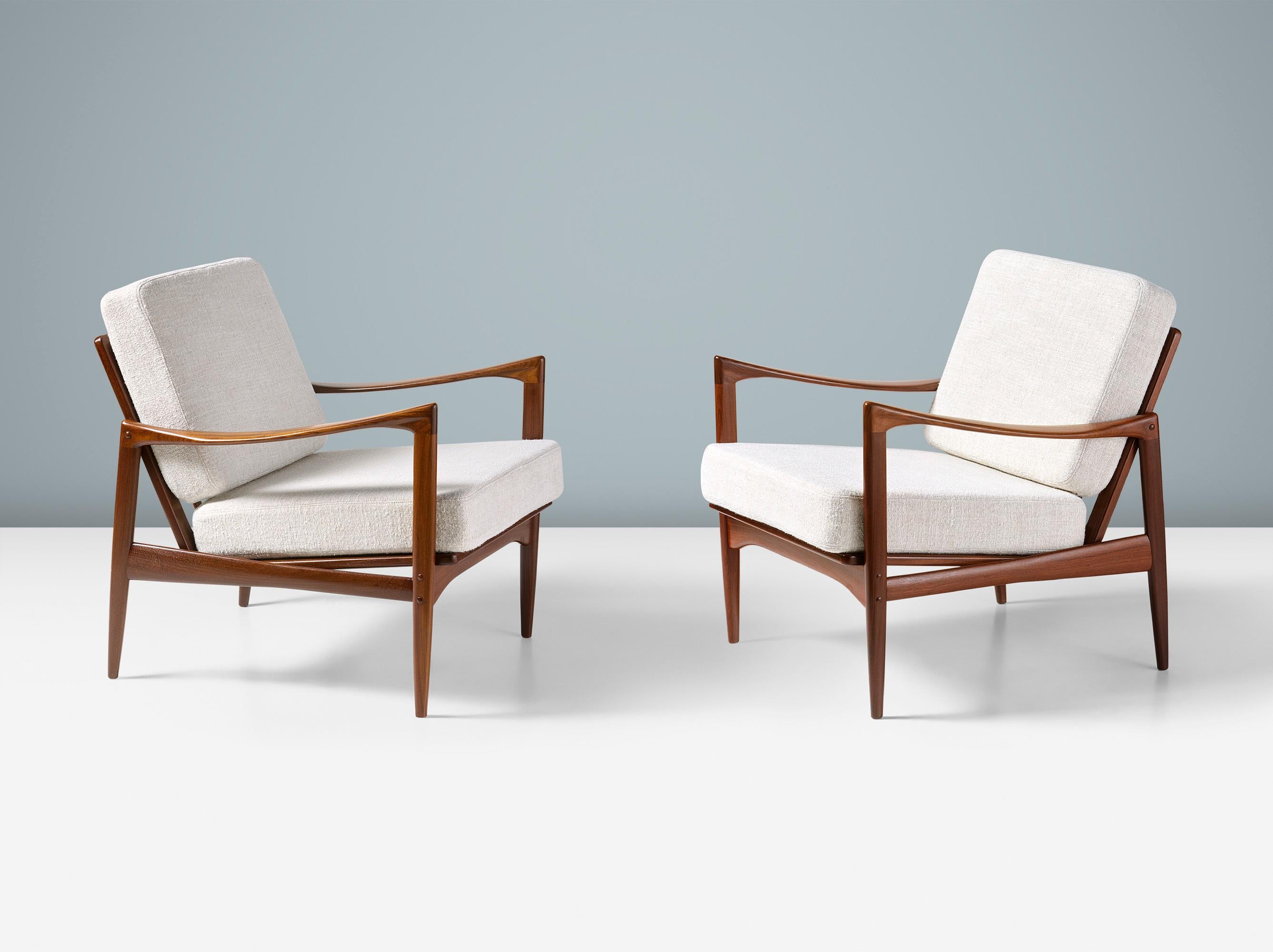 Coppia di sedie da salotto in teak africano Afromosia 'Kandidaten' (Candidato), prodotte da Olof Perssons Fatoljindustri (O.P.E.) a Jonkoping, Svezia, circa 1960. 

Il maestro danese Ib Kofod-Larsen ha guadagnato popolarità nella sua Danimarca negli