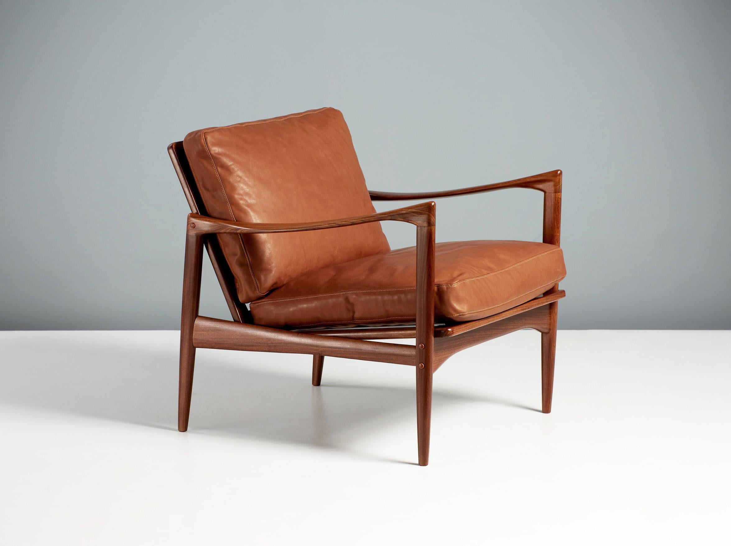 Coppia di sedie da salotto in teak africano Afromosia 'Kandidaten' (Candidato), prodotte da Olof Perssons Fatoljindustri (O.P.E.) a Jonkoping, Svezia, circa 1960. 

Il maestro danese Ib Kofod-Larsen ha guadagnato popolarità nella sua Danimarca negli