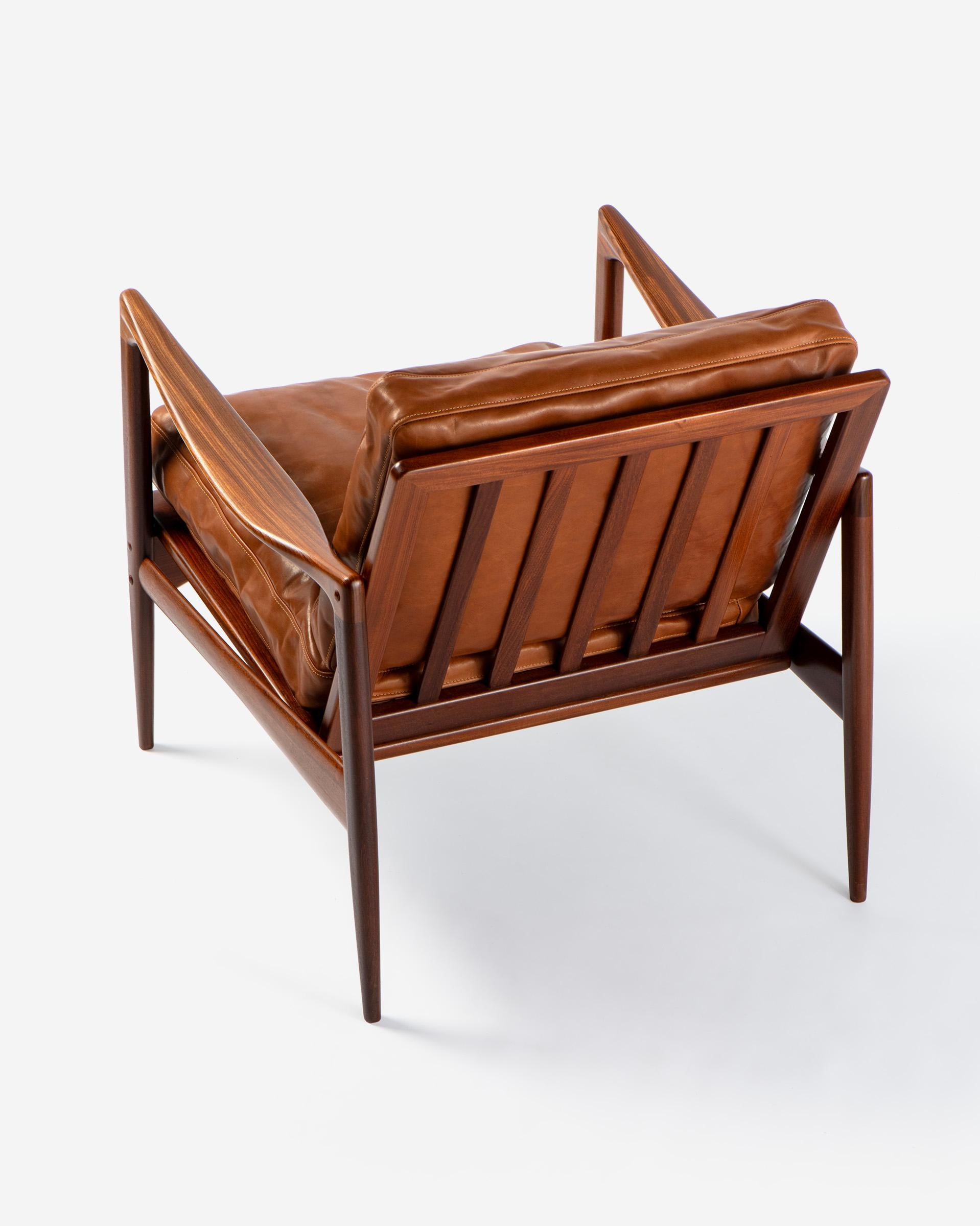 Ib Kofod-Larsen Candidate Lounge Chairs with Leather Cushions Escandinavo moderno en venta