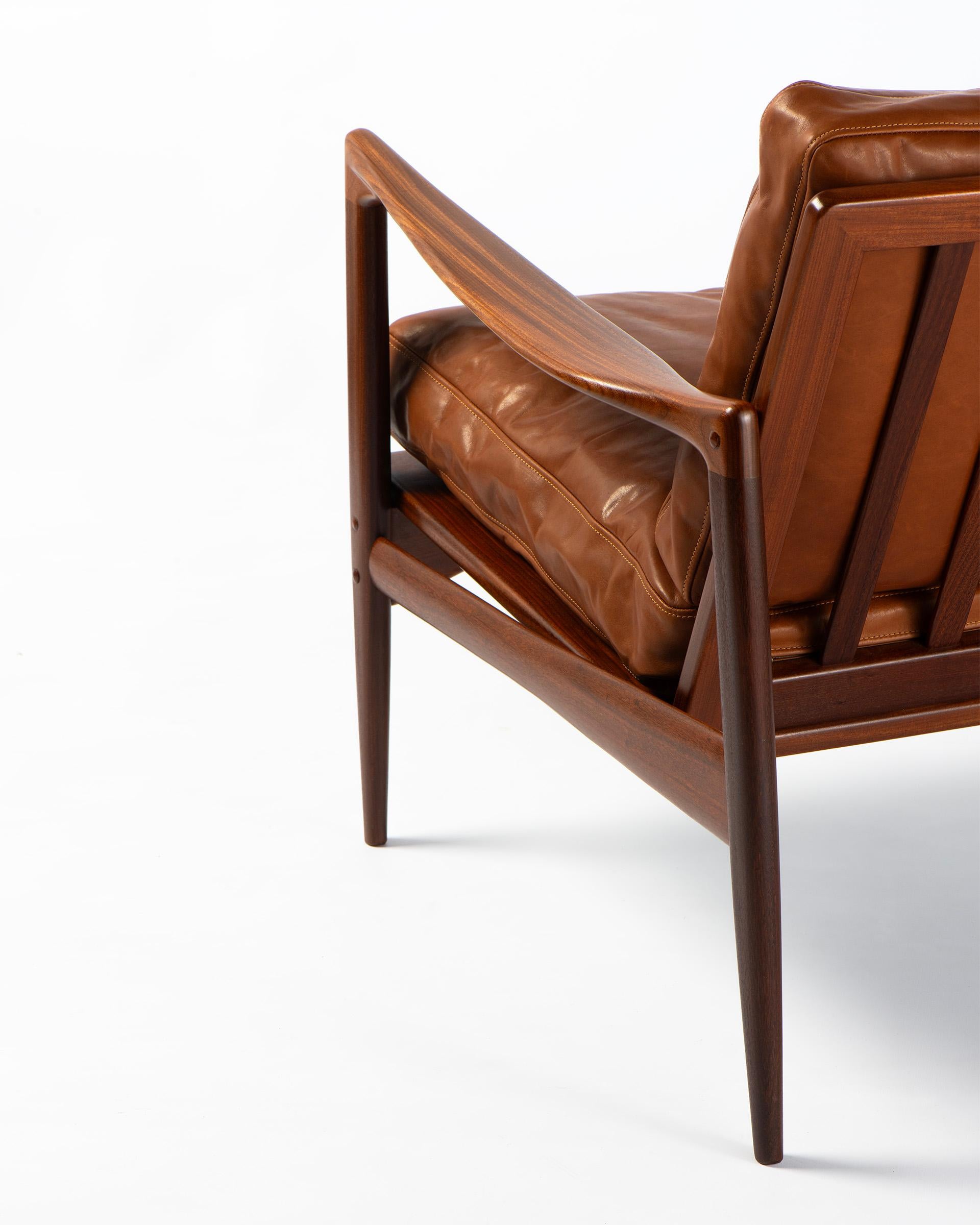 Ib Kofod-Larsen Candidate Lounge Chairs with Leather Cushions mediados del siglo XX en venta