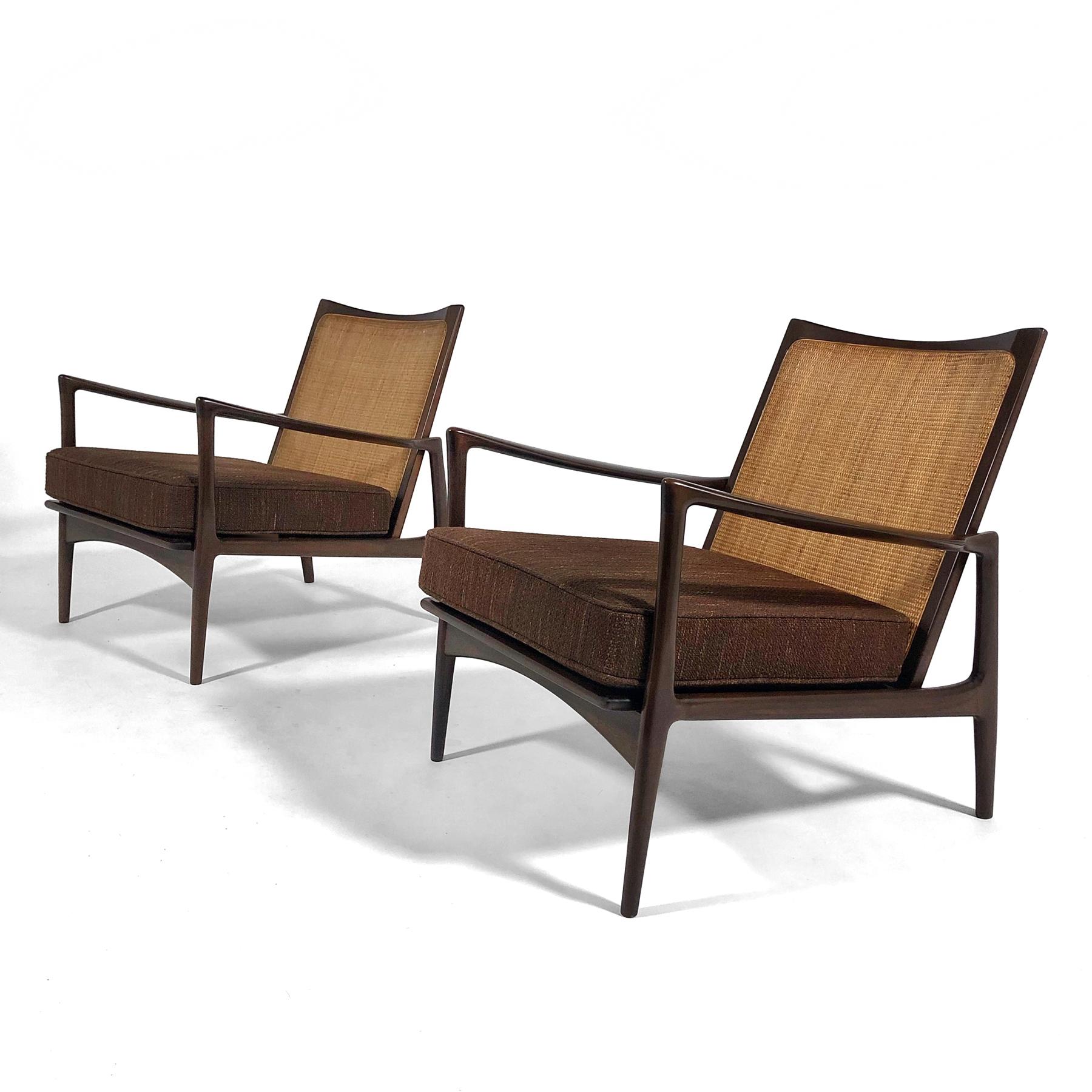 Diese beiden schönen Loungesessel, die Ib Kofod-Larsen für Selig entworfen hat, haben schöne Linien, Rückenlehnen aus Schilfrohr und neue Sitzkissen, die mit 