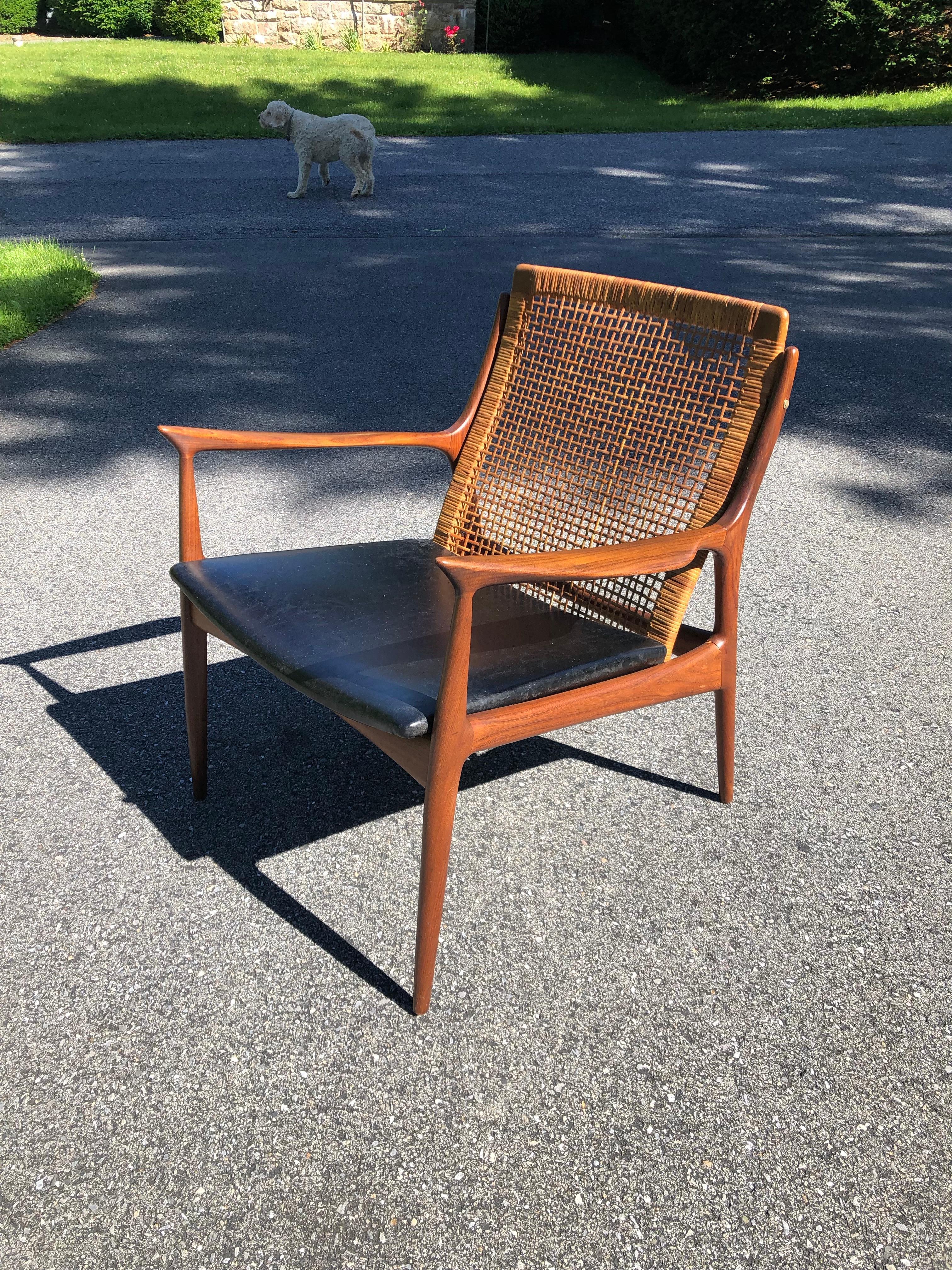 Classic Danish lounge chair by IB Kofod Larsen. A simply beautiful chair with great lines and a stunning profile
Original cane and seat aa
Dimensions 27
