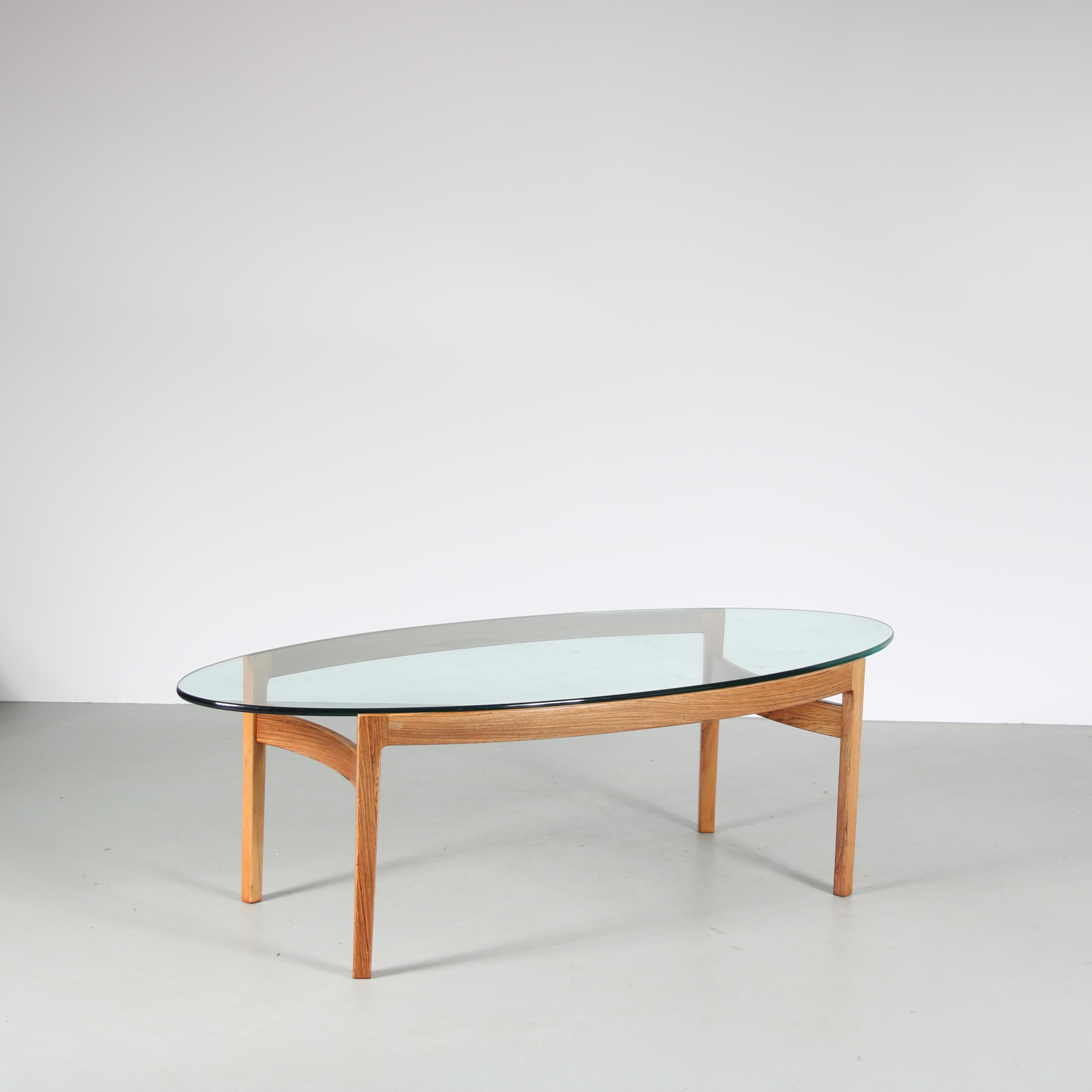 A stunning coffee table designed by Ib Kofod Larsen, manufactured by Fröschen Sitform in Germany around 1960.

This elegant piece is made of high quality tropical hardwood in a nice brown colour. The table has an elegant, modern design with gentle