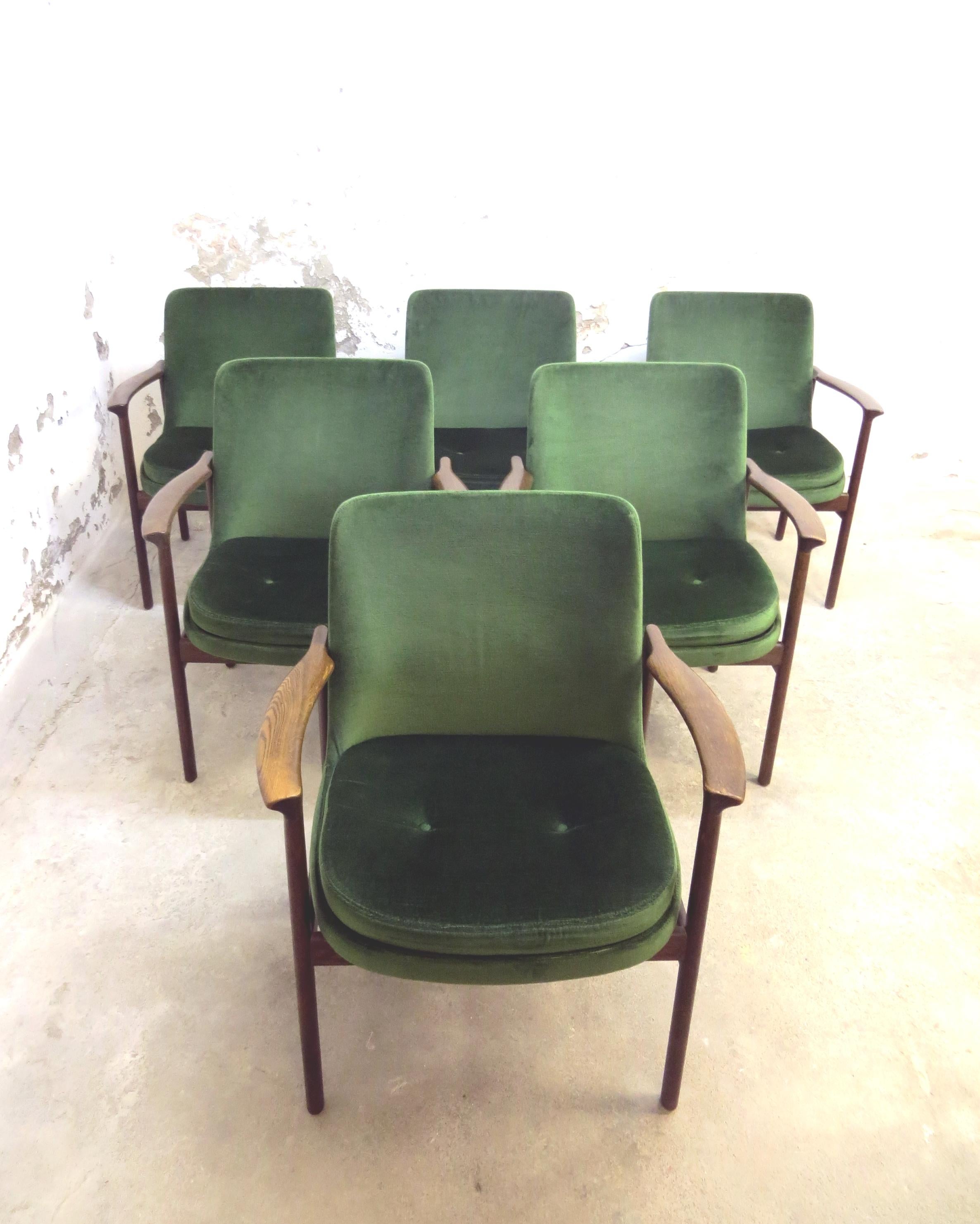 Ib Kofod-Larsen Danish Design Armchair Lounge Chairs in Green Velvet, Set of 6 In Good Condition In Hamburg, DE