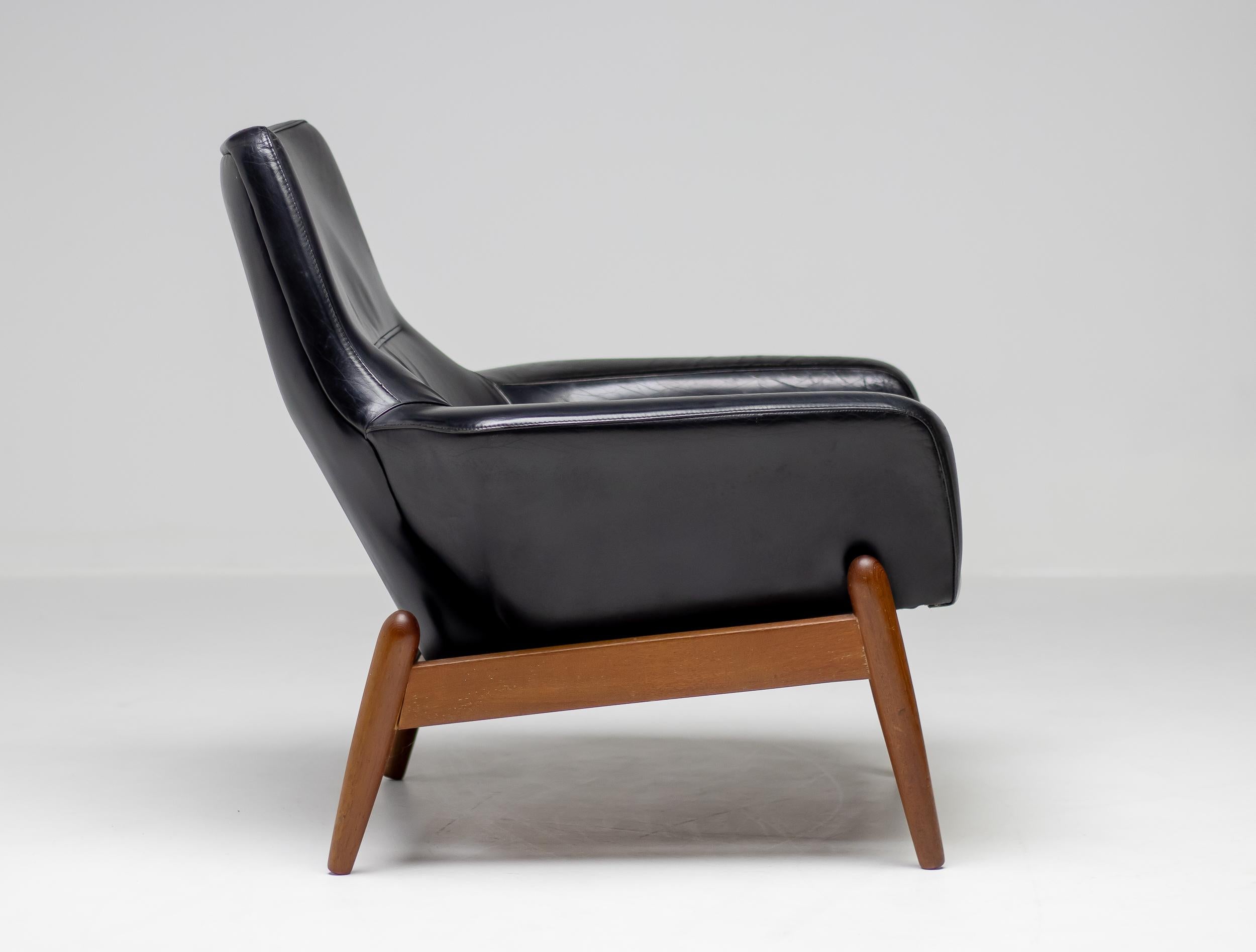 Very comfortable lounge chair designed by Ib Kofod Larsen in teak and black leather.
Marked with Bovenkamp brandmark.

Ib Kofod Larsen (1921-2003) was a Danish furniture designer whose work left an indelible mark on mid-century modern design. Known