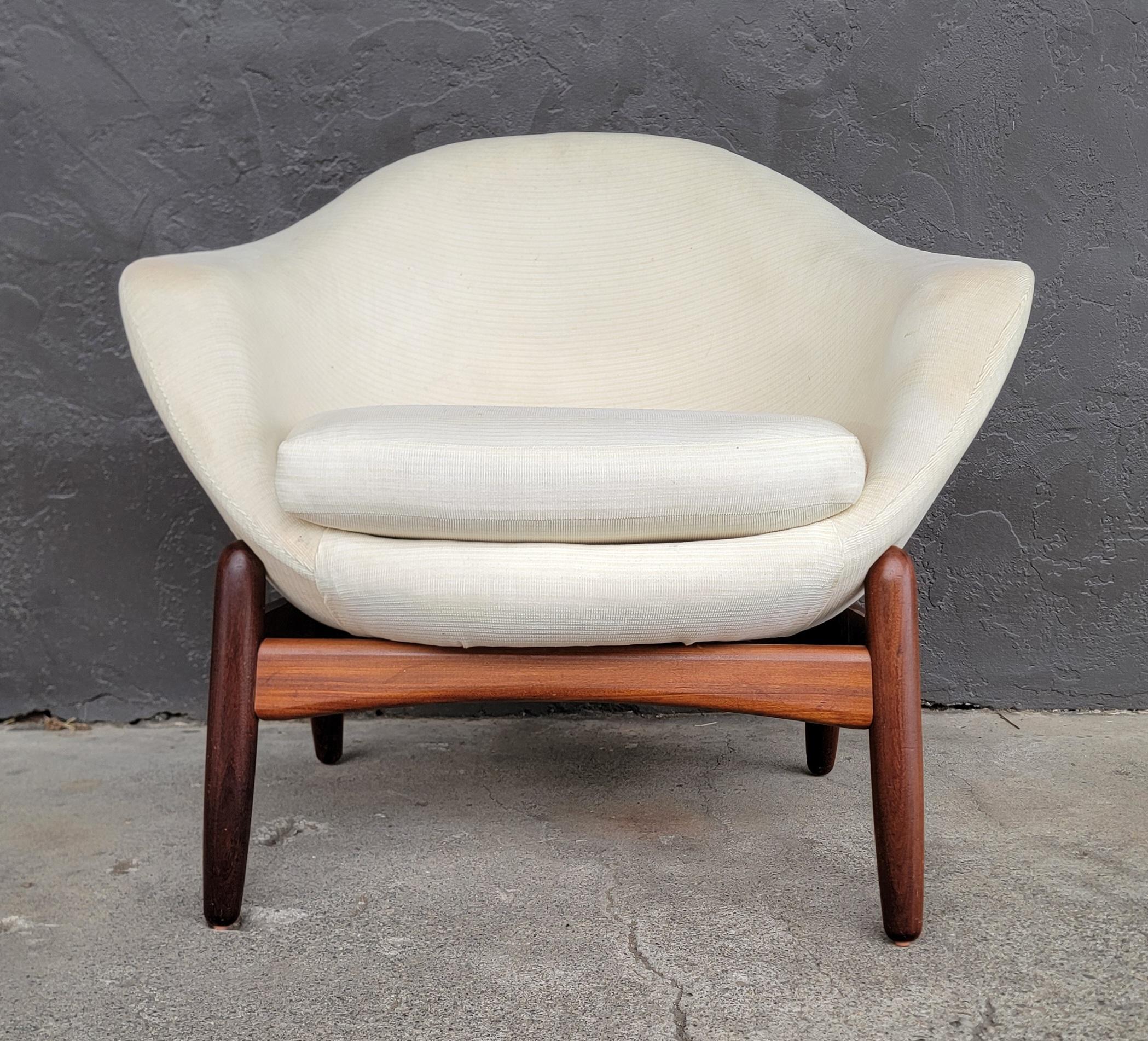 Rare chaise de salon ou d'appoint moderne danoise conçue par Ib Kofod-Larsen. Fabriqué au Danemark, milieu du XXe siècle. Magnifique base en teck massif avec un bel éclat et une belle patine. A besoin d'une nouvelle sellerie.

28 pouces de haut.
32