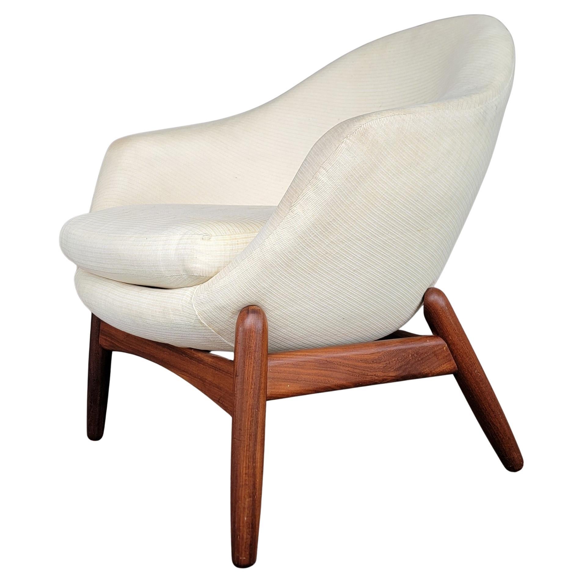 Ib Kofod-Larsen Chaise moderne danoise "Pod" à retapisser en vente