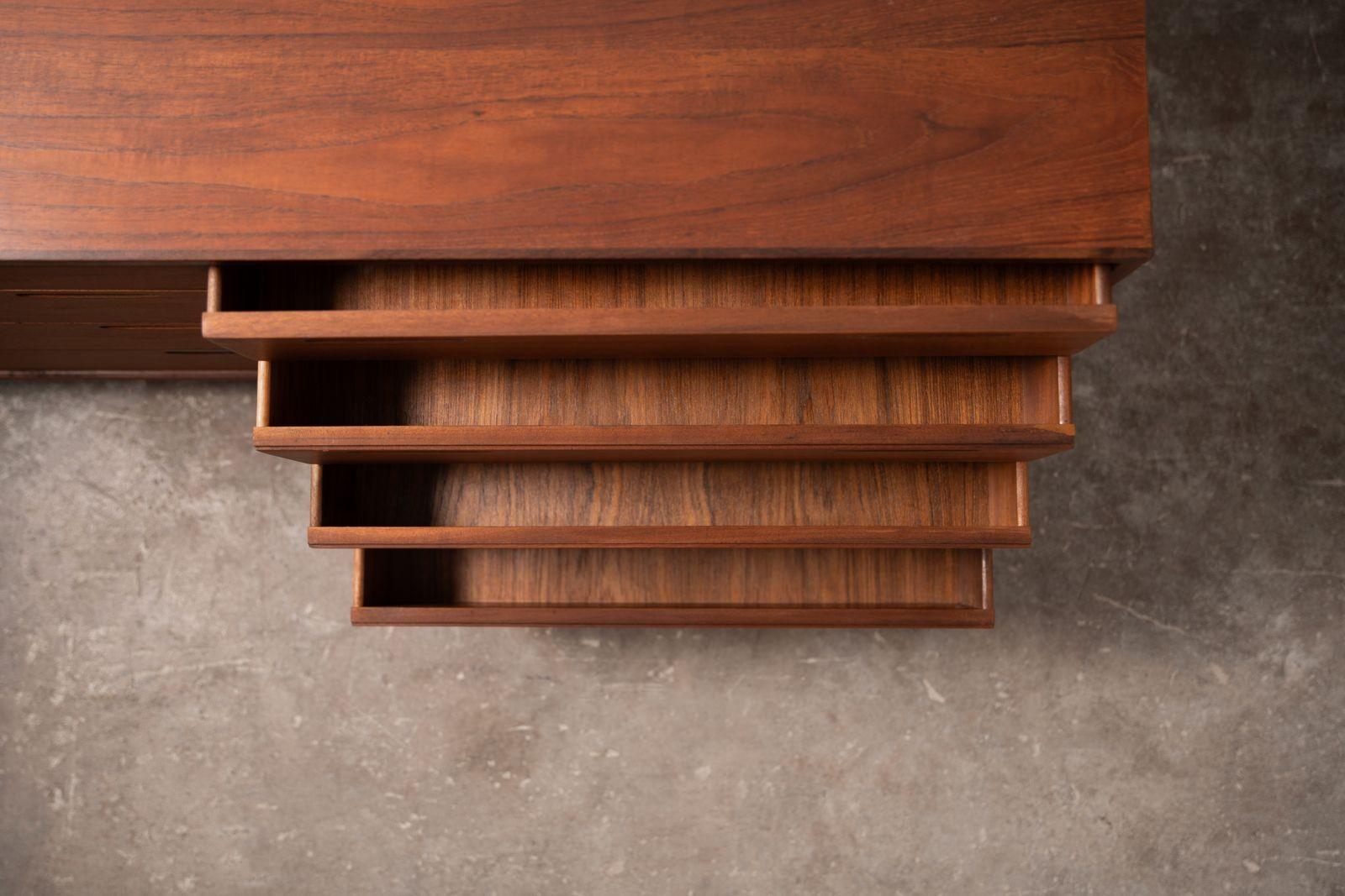 Ib Kofod-Larsen, comò moderno danese a dodici cassetti in teak, anni '60 In condizioni buone in vendita a Dallas, TX