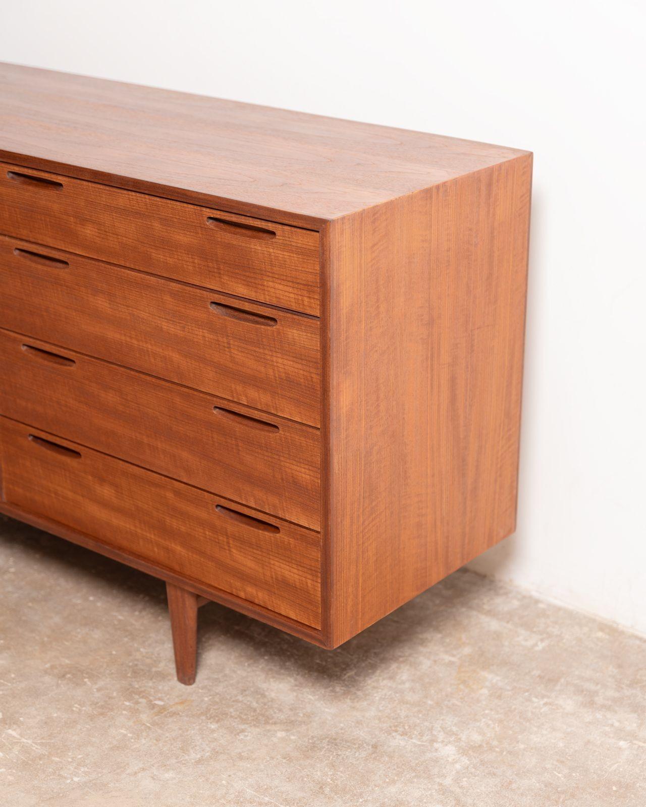 Teck Commode danoise moderne à douze tiroirs en teck, Ib Kofod Larsen, années 1960 en vente