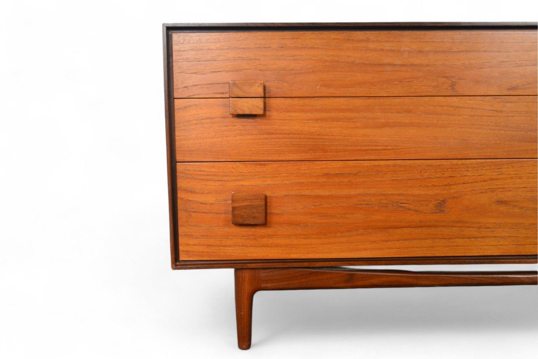 Origine: Inghilterra
Designer: Ib Kofod-Larsen
Produttore: G Plan
Epoca: 1961
Materiali: Teak, Afromosia
Misure: 60