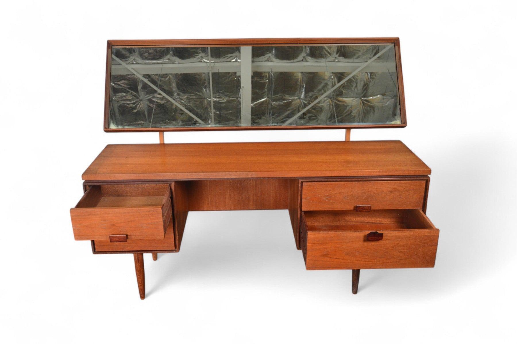 Origine : Angleterre
Concepteur : Ib Kofod Larsen
Fabricant : G-Plan
Époque : 1961
MATERIAL : Teck, palissandre, afromosia
Dimensions : 62″ de largeur x 18″ de profondeur x 27.5″ de hauteur (jusqu'au sommet du bureau), 48.5