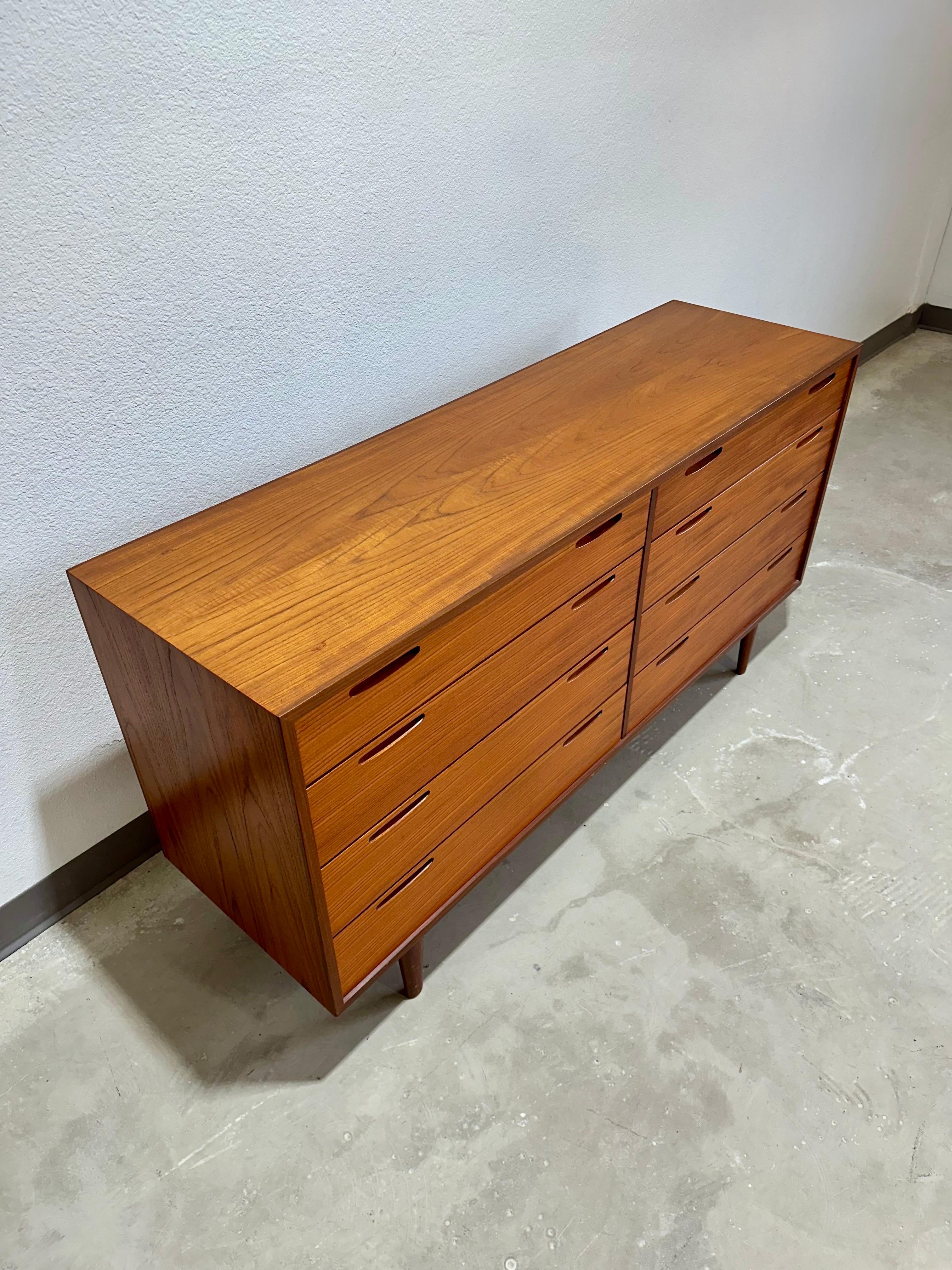 Ib Kofod-Larsen Danish Teak 8 Drawer Dresser In Good Condition In Lutz, FL