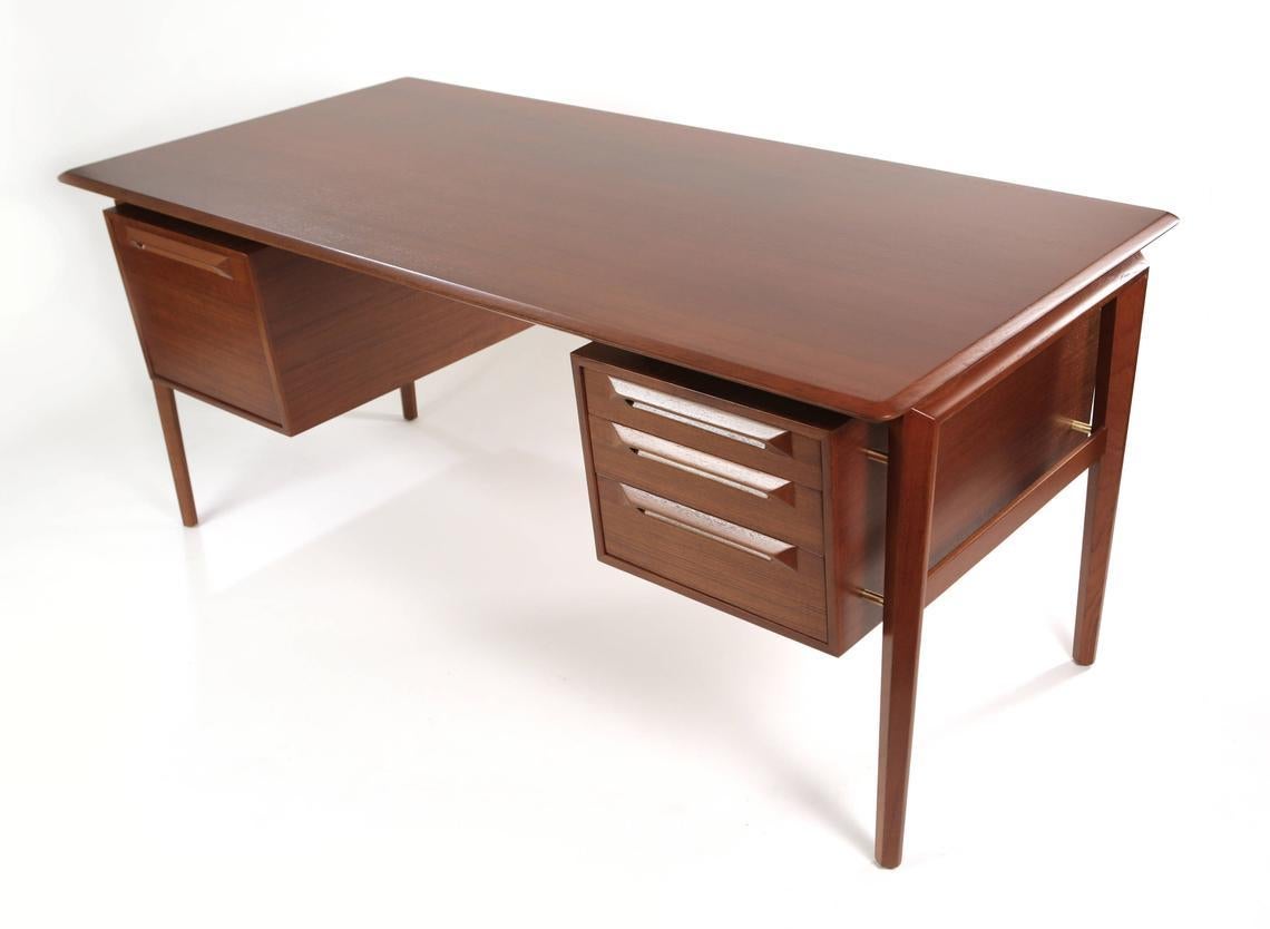 Ib Kofod-Larsen Desk in Teak by Seffle Möbelfabrik, Sweden, 1950s In Good Condition In Los Angeles, CA
