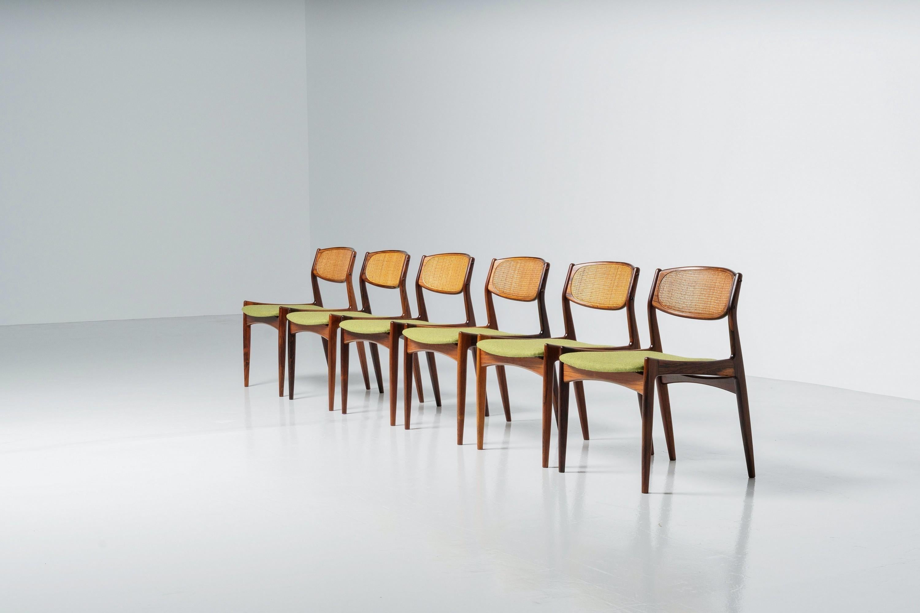 Very great set of 6 Model 4325 dining chairs, by designer Ib Kofod Larsen en produced in Denmark by Christian Linneberg in 1960. The chairs are still in a very good condition and have a remarkable mix of eclectic materials; a rosewood base, and