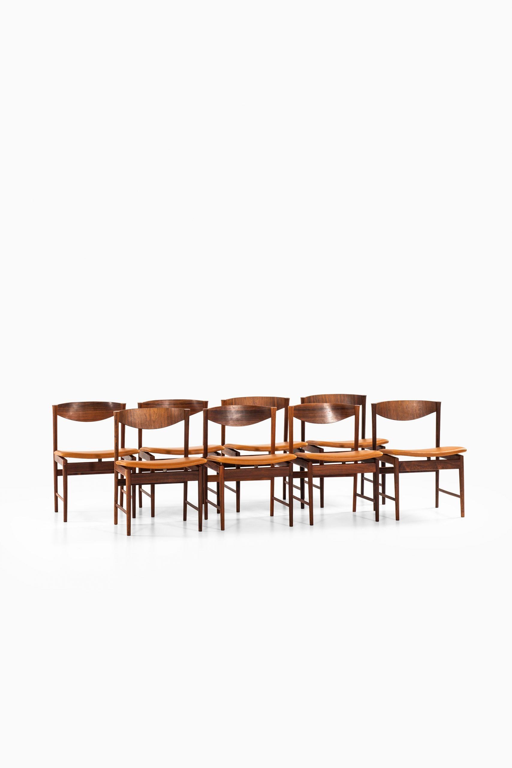 Rare ensemble de 8 chaises de salle à manger conçu par Ib Kofod-Larsen. Produit par Seffle Möbelfabrik en Suède.