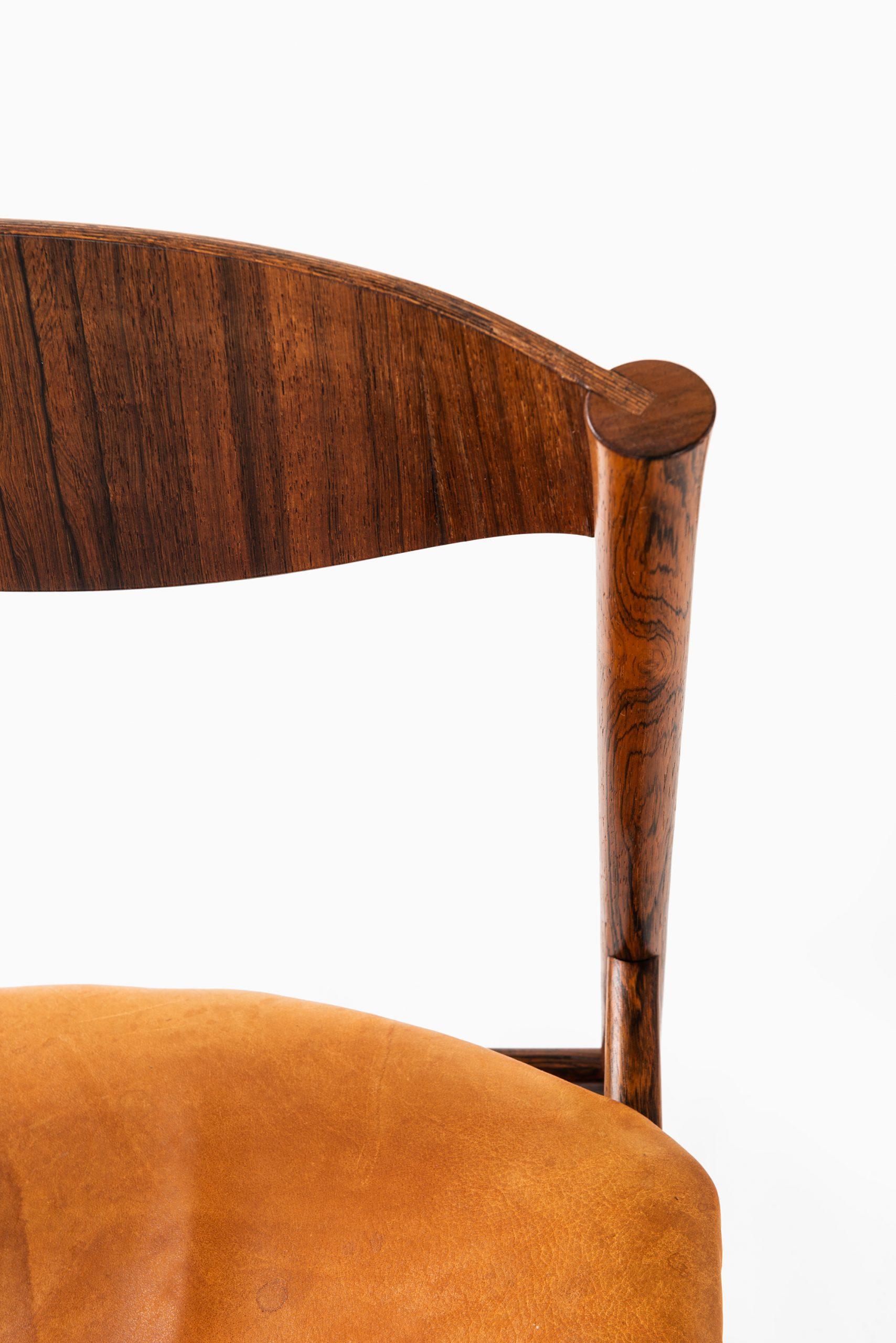 Rare ensemble de 6 chaises de salle à manger conçu par Ib Kofod-Larsen. Produit par Seffle Möbelfabrik en Suède.