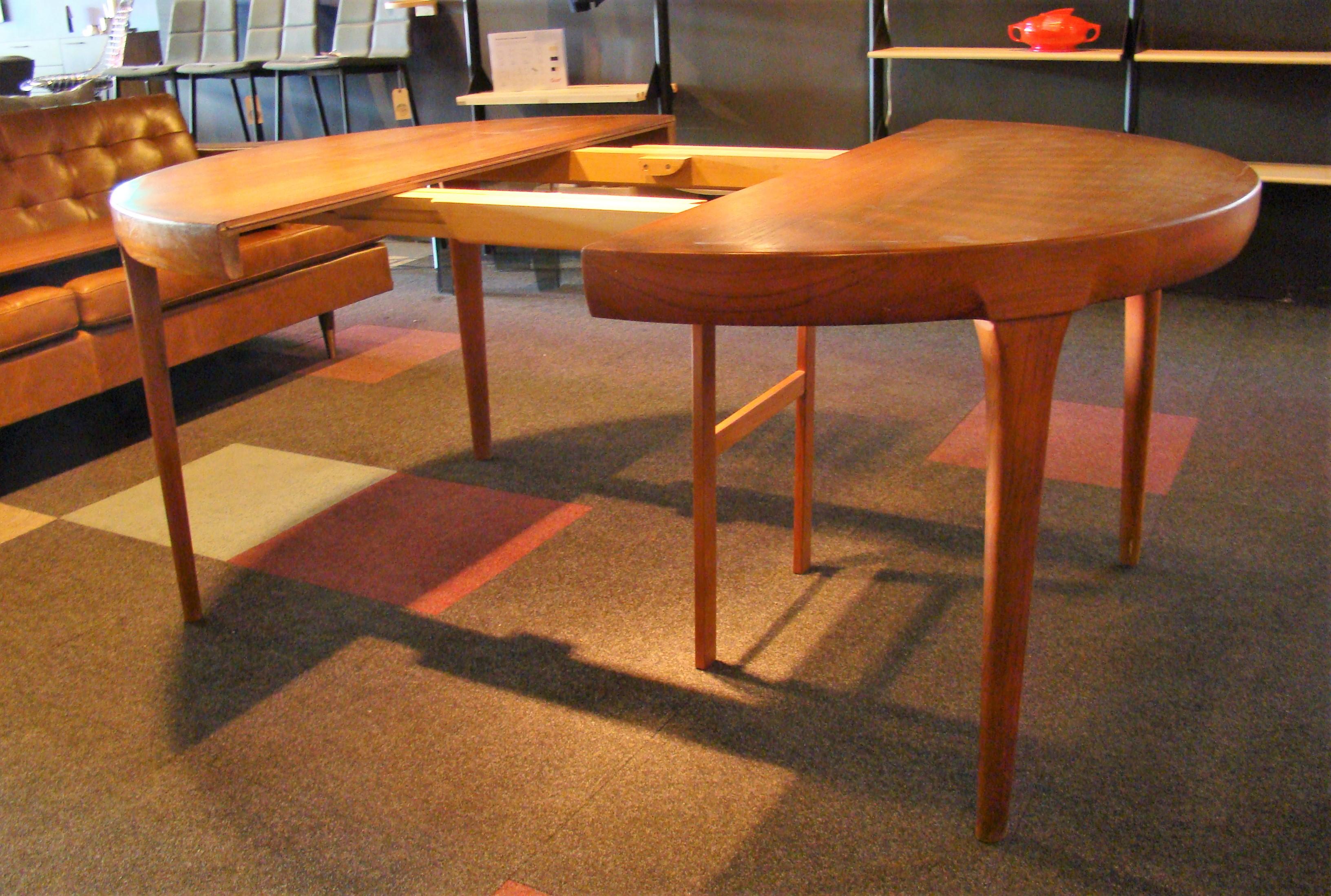 Mid-20th Century Ib Kofod-Larsen Dining Table for Faarup Mobler Denmark Round + 2 Extensions