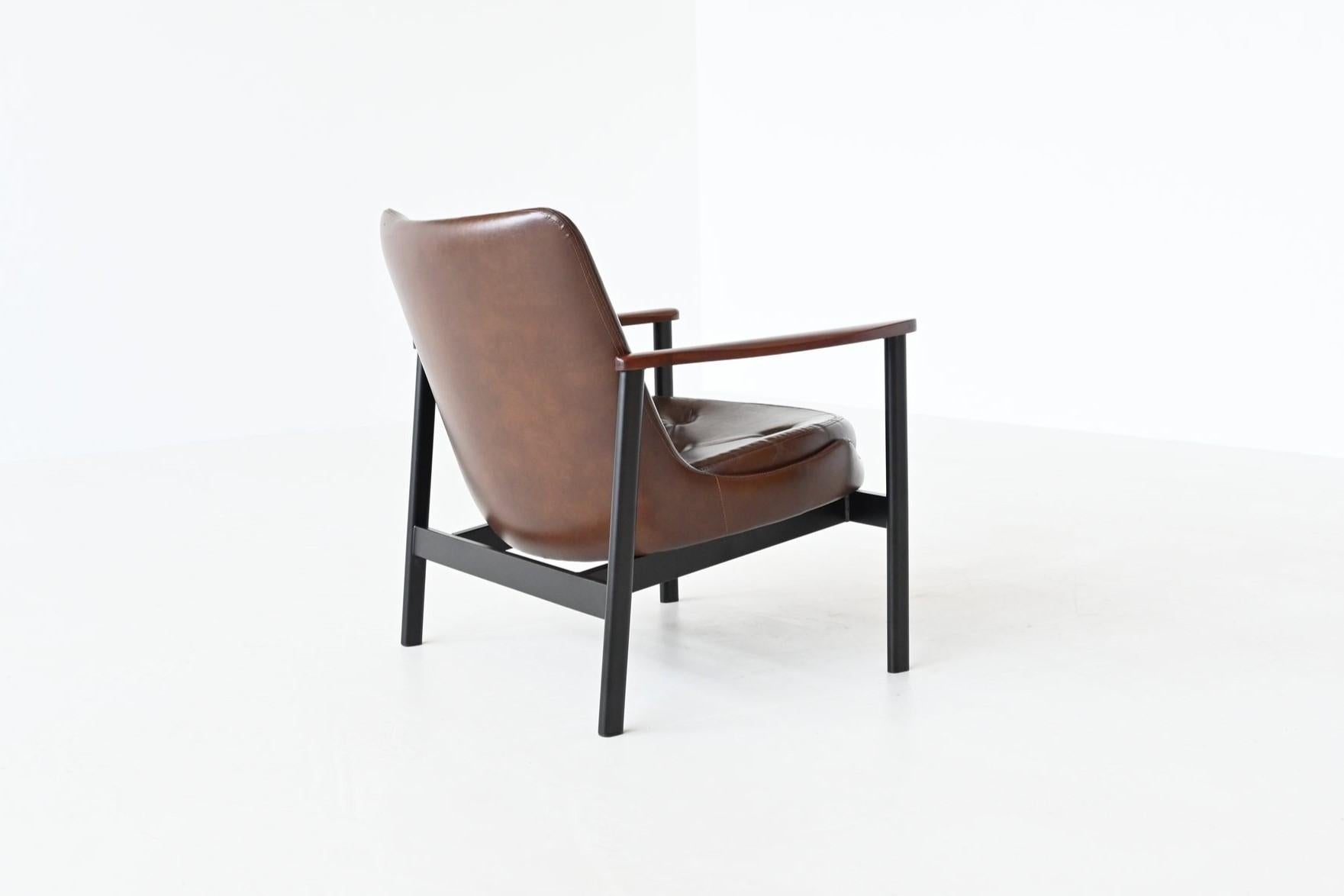Formschöner Sessel, entworfen von IB Kofod Larsen für Fröscher KG, Dänemark 1972. Dieser Stuhl ist in seiner Charakteristik dem ikonischen ''Elizabeth'' Stuhl sehr ähnlich, aber dieser Entwurf hat rundere Formen und dickere Kissen. Er hatte ein