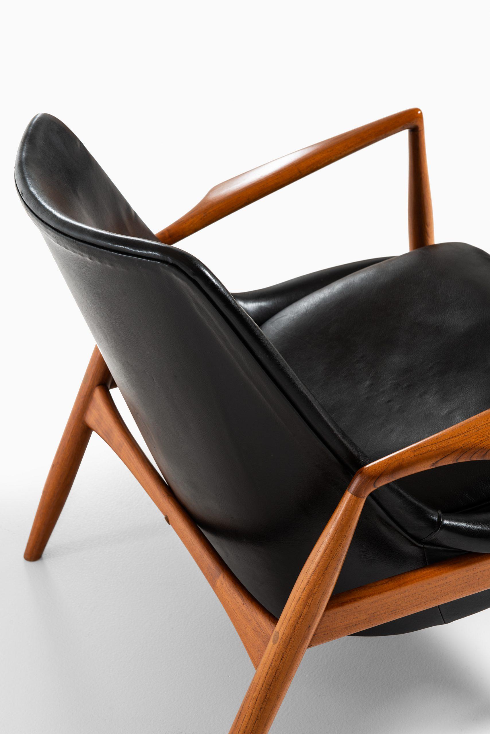Scandinavian Modern Ib Kofod-Larsen Easy Chair Model Sälen / Seal Produced by OPE in Sweden For Sale