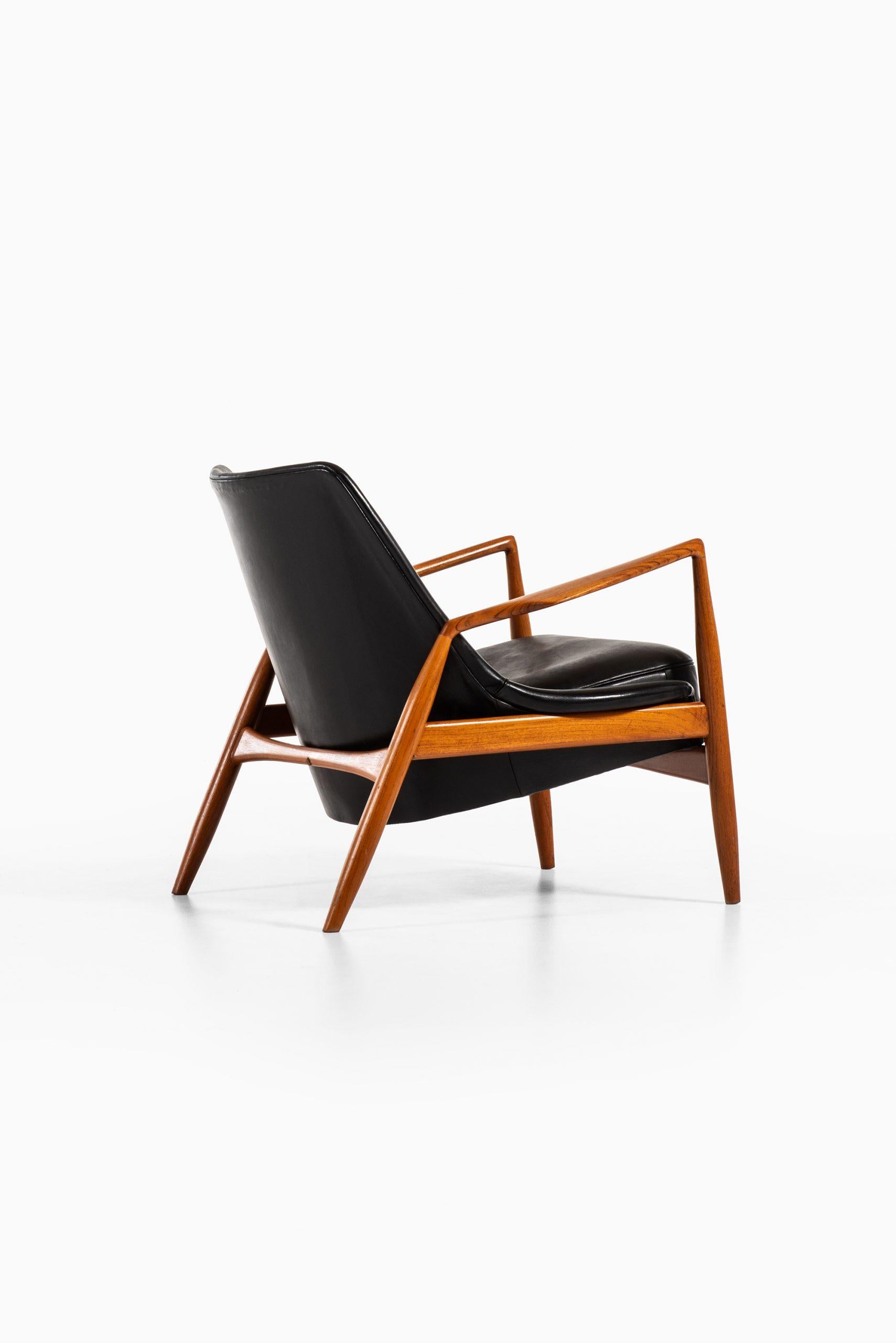 Mid-20th Century Ib Kofod-Larsen Easy Chair Model Sälen / Seal Produced by OPE in Sweden For Sale