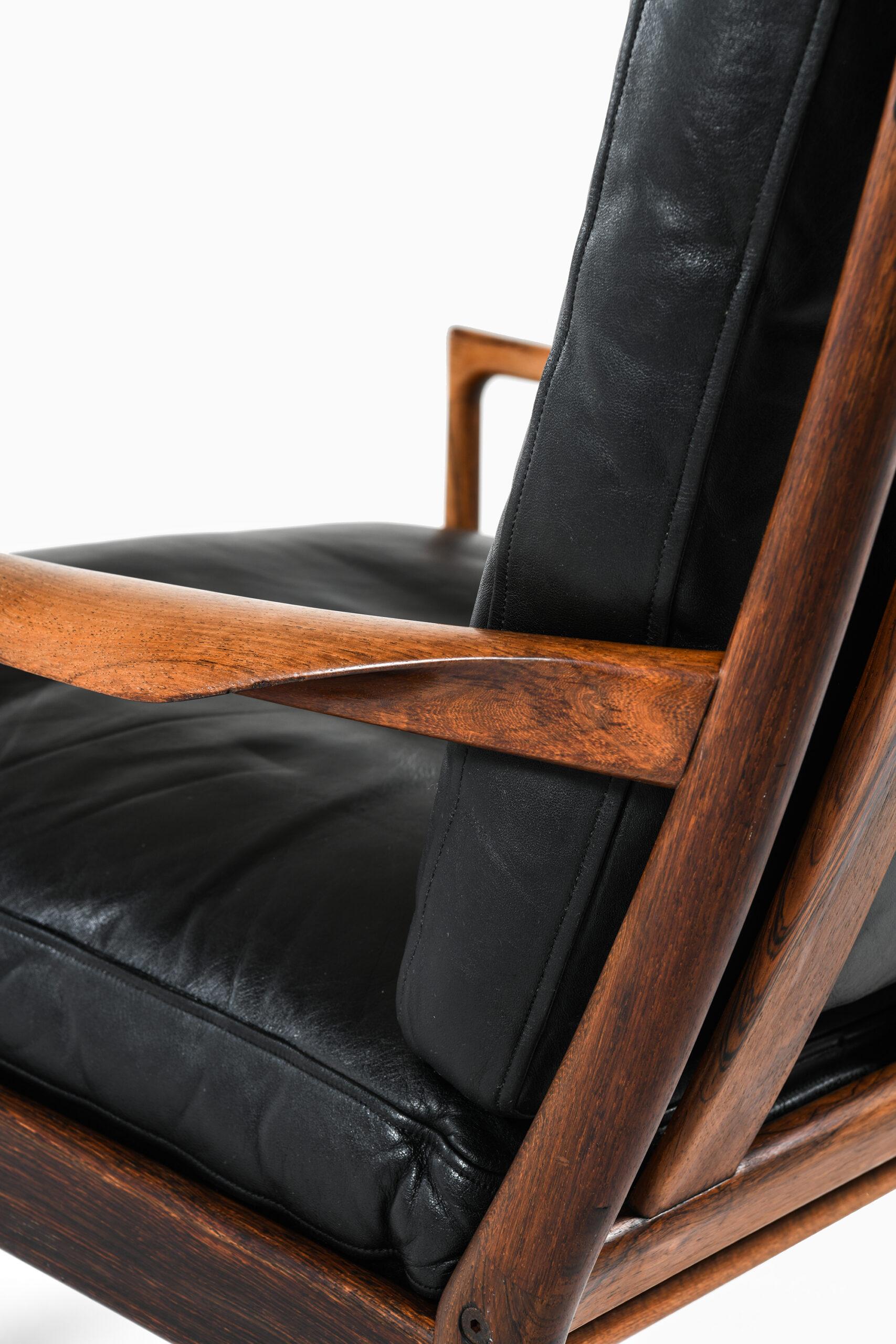 Cuir Ib Kofod-Larsen Easy Chair Modèle Samsö Produit par OPE en vente