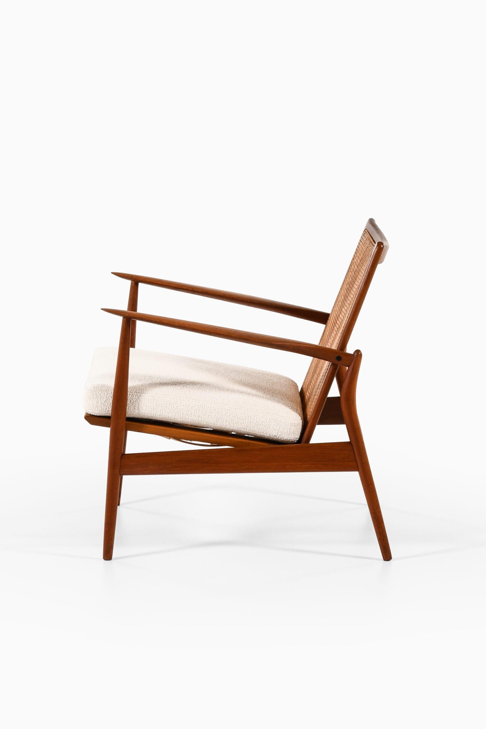 Milieu du XXe siècle Fauteuil Ib Kofod-Larsen produit par Selig en vente