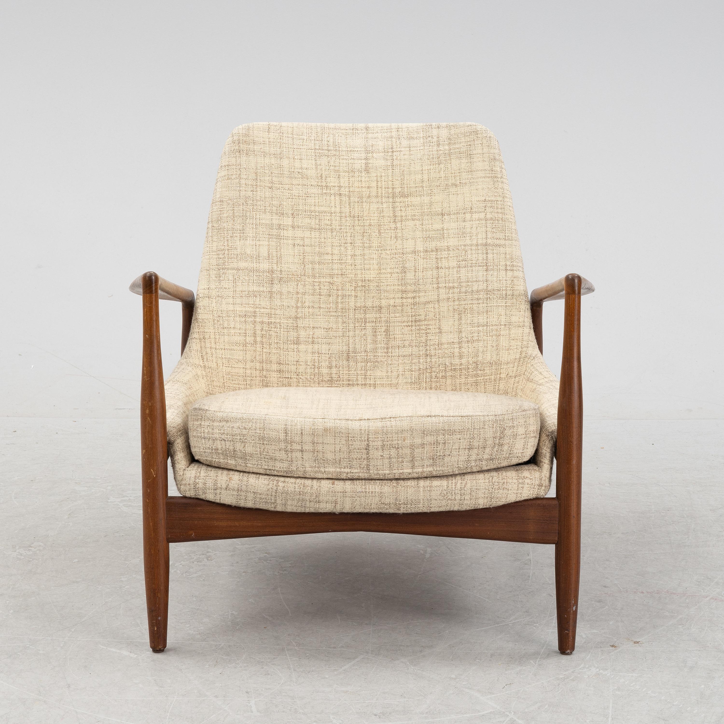 Lounge chair, Seal / Sälen or 503-799 model, designed by Ib Kofod-Larsen and manufactured by OPE Olof Persson Möbler in Sweden. One of the most striking pieces of this collaboration was the Seal.
Made of solid teak wood and covered with beige