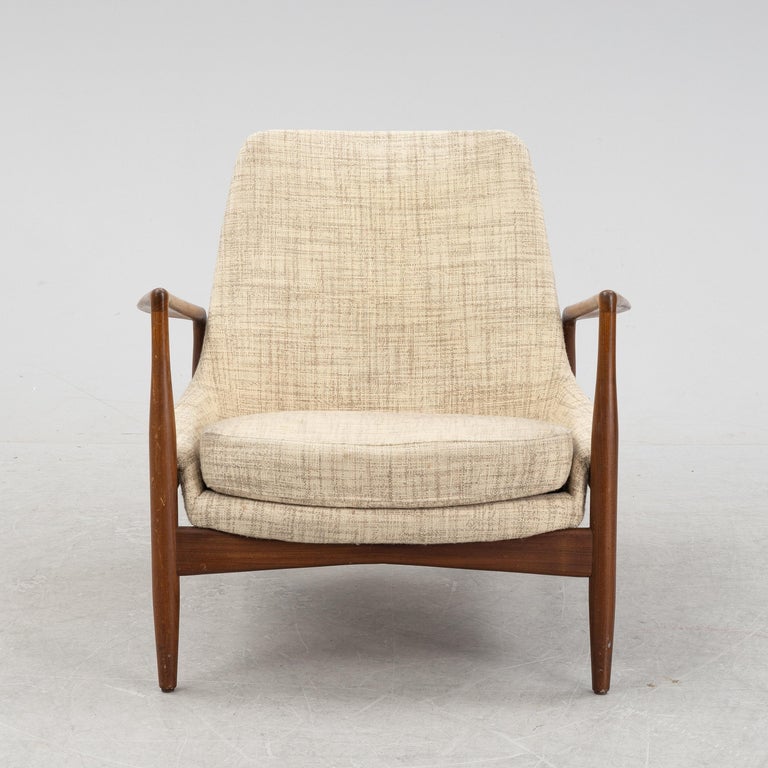 Lounge chair, Seal / Sälen or 503-799 model, designed by Ib Kofod-Larsen and manufactured by OPE Olof Persson Möbler in Sweden. One of the most striking pieces of this collaboration was the Seal.
Made of solid teak wood and covered with beige