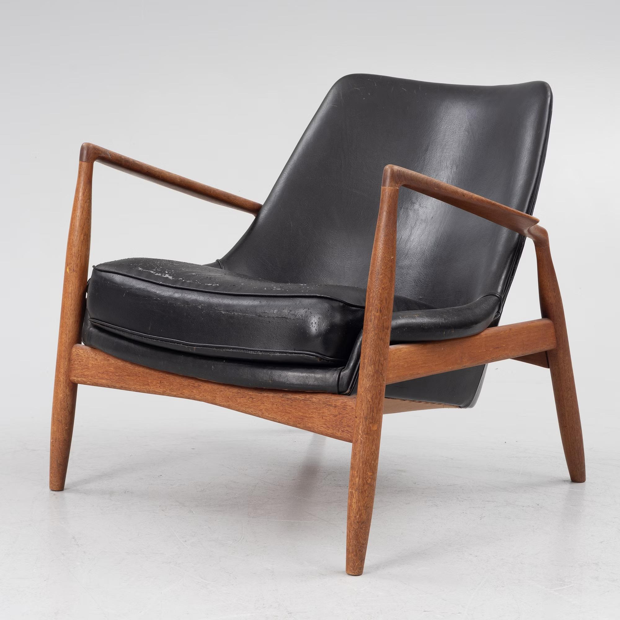 Lounge chair, Seal / Sälen or 503-799 model, designed by Ib Kofod-Larsen and manufactured by OPE Olof Persson Möbler in Sweden. One of the most striking pieces of this collaboration was the Seal.
Made of solid teak wood and covered with black