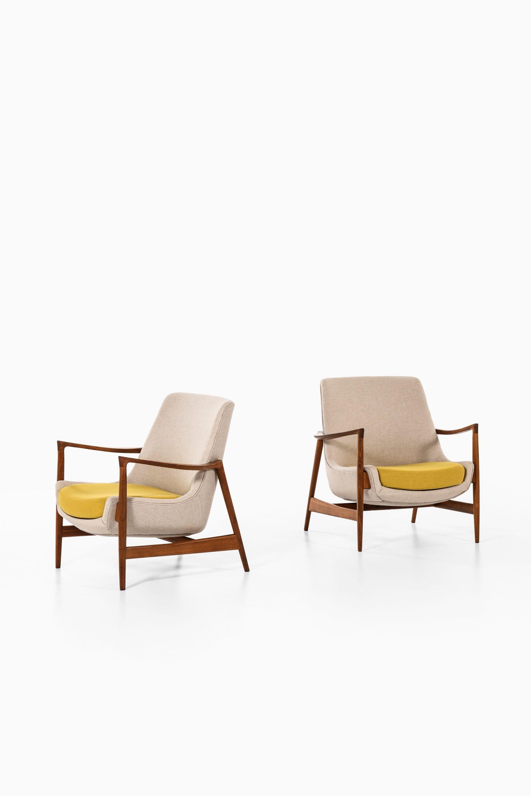 Rare pair of easy chairs model 4346 designed by Ib Kofod-Larsen. Produced by Fritz Hansen in Denmark.