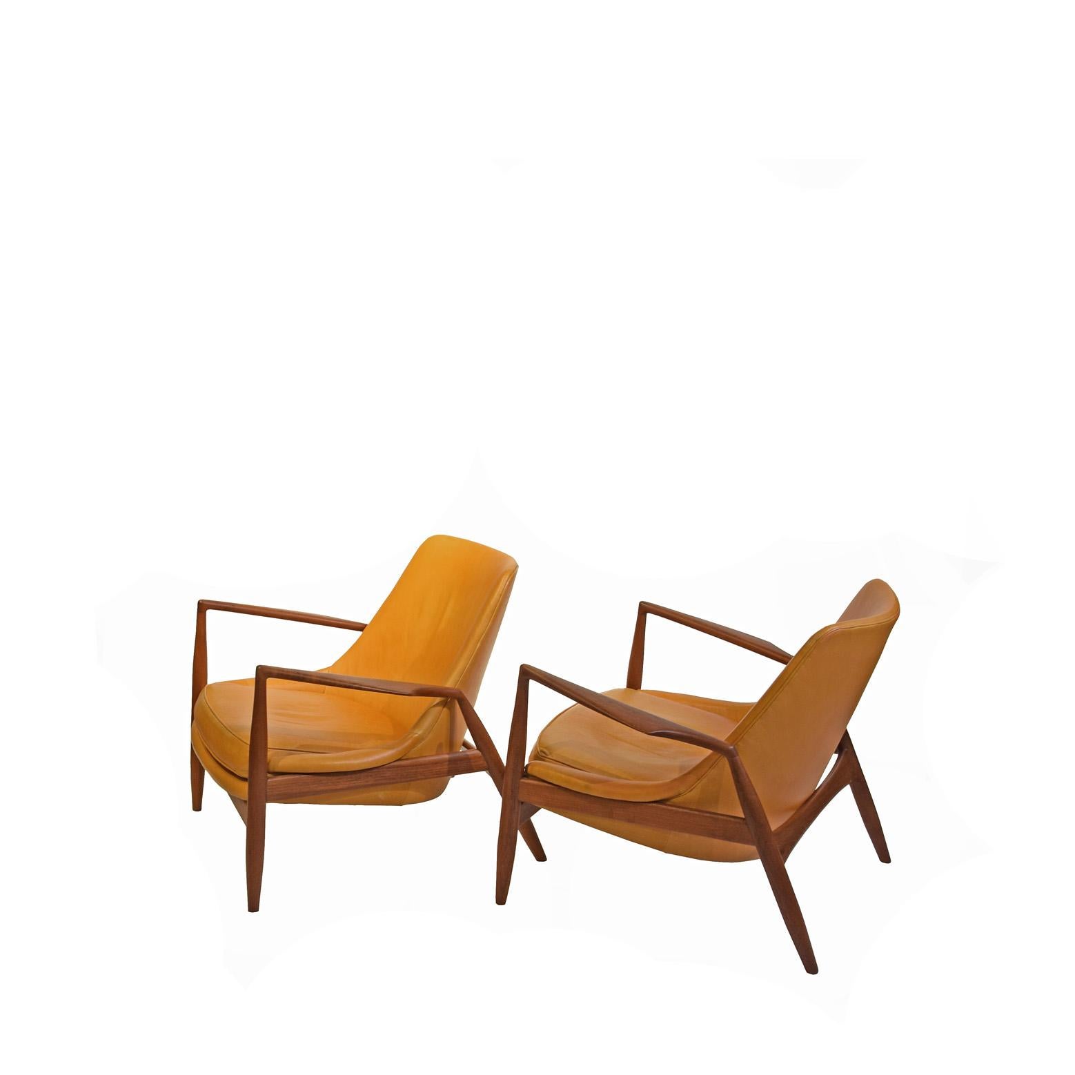 Teck massif Ib Kofod-Larsen pour OPE Möbler, paire de chaises longues (Seal) modèle 503-799, teck et cuir, Suède, 1956 revêtement en cuir plus récent