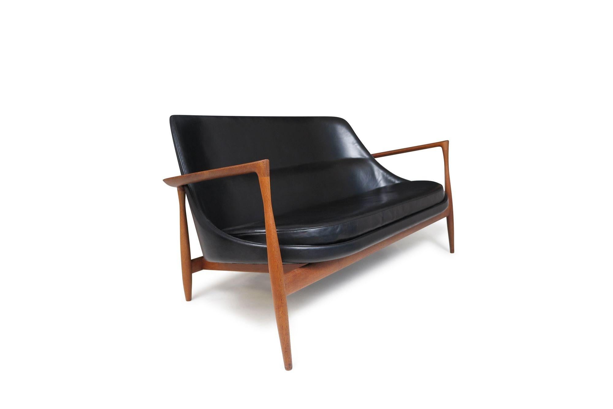 Canapé IB Kofod Larsen Elizabeth, modèle U56, fabriqué à la main par les maîtres ébénistes Christensen & Larsen en 1956, Danemark. Ce rare canapé présente un cadre en teck finement sculpté qui soutient une structure en bois moulé et a été récemment