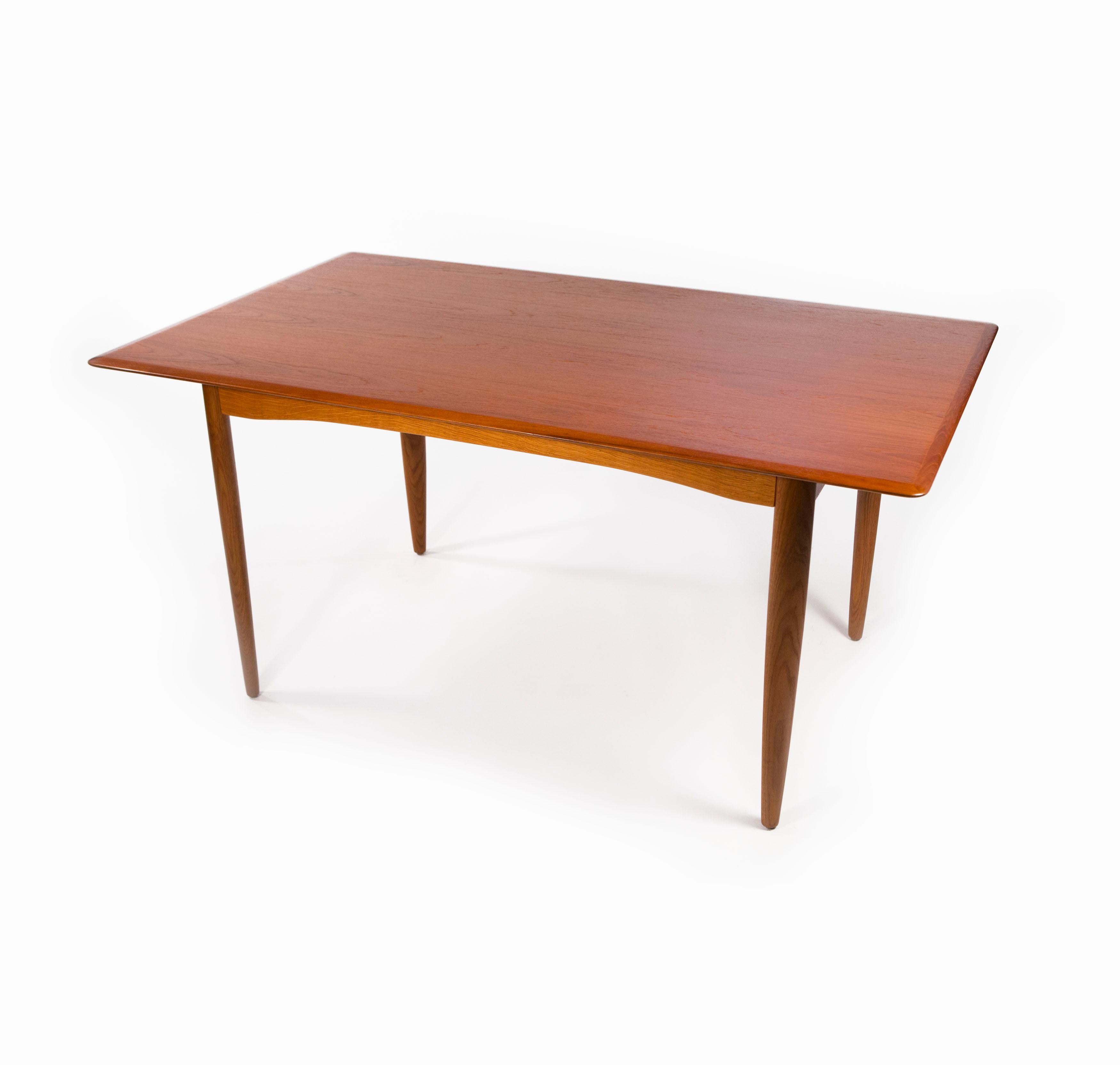 Ib Kofod-Larsen extending dining table no. 403 by Slagelse Møbelvæ, Denmark, 1950s

An exceptional midcentury Danish modern teak extension dining table designed by Ib Kofod-Larsen. The table features gorgeous teak wood grain with delicately