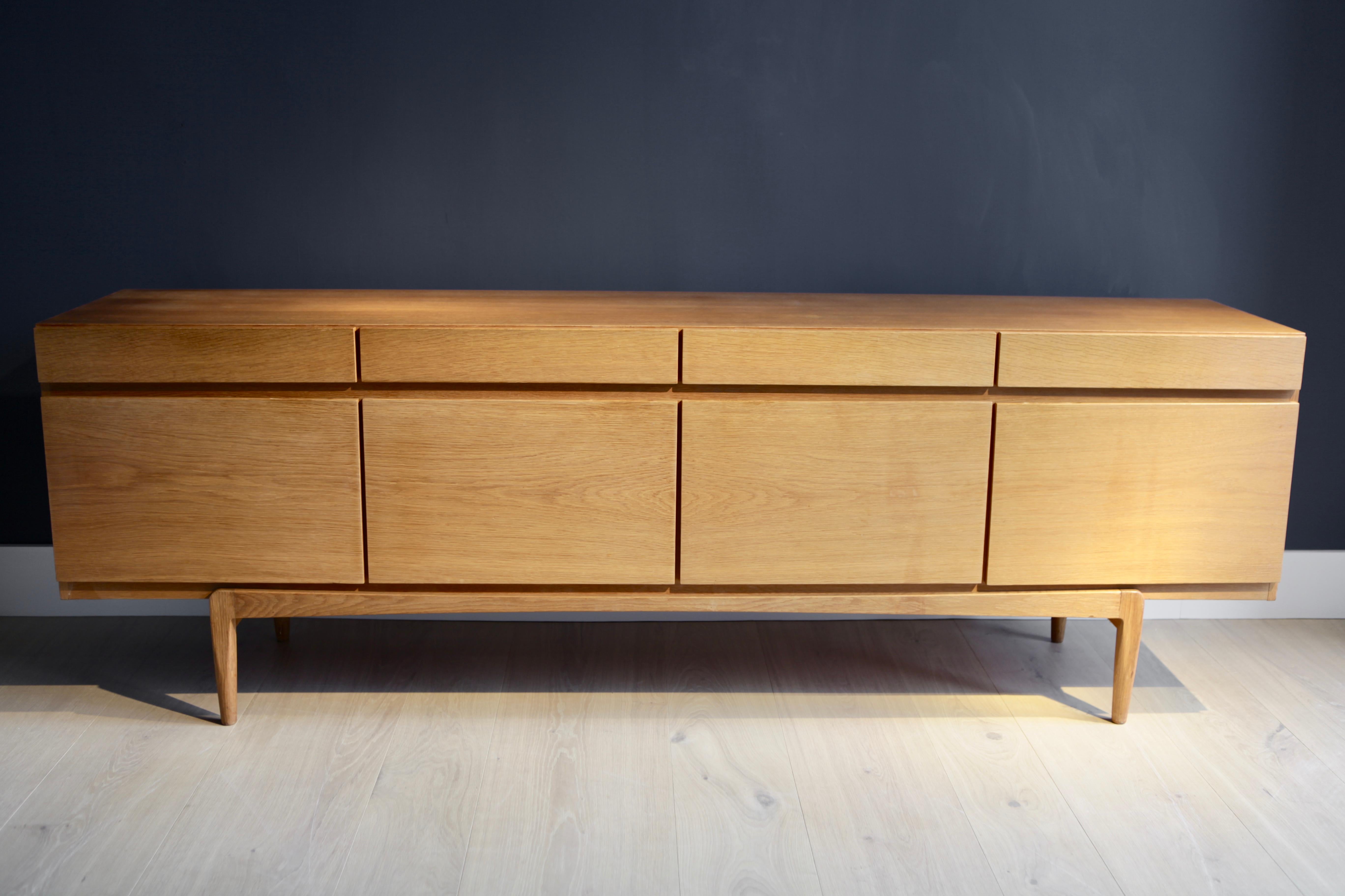 Rare oak sideboard designed by Ib Kofod-Larsen and manufactured by Faarup Møbelfabrik in Denmark in the 1960s.
Excellent vintage condition with minor signs of usage and great patina.
  