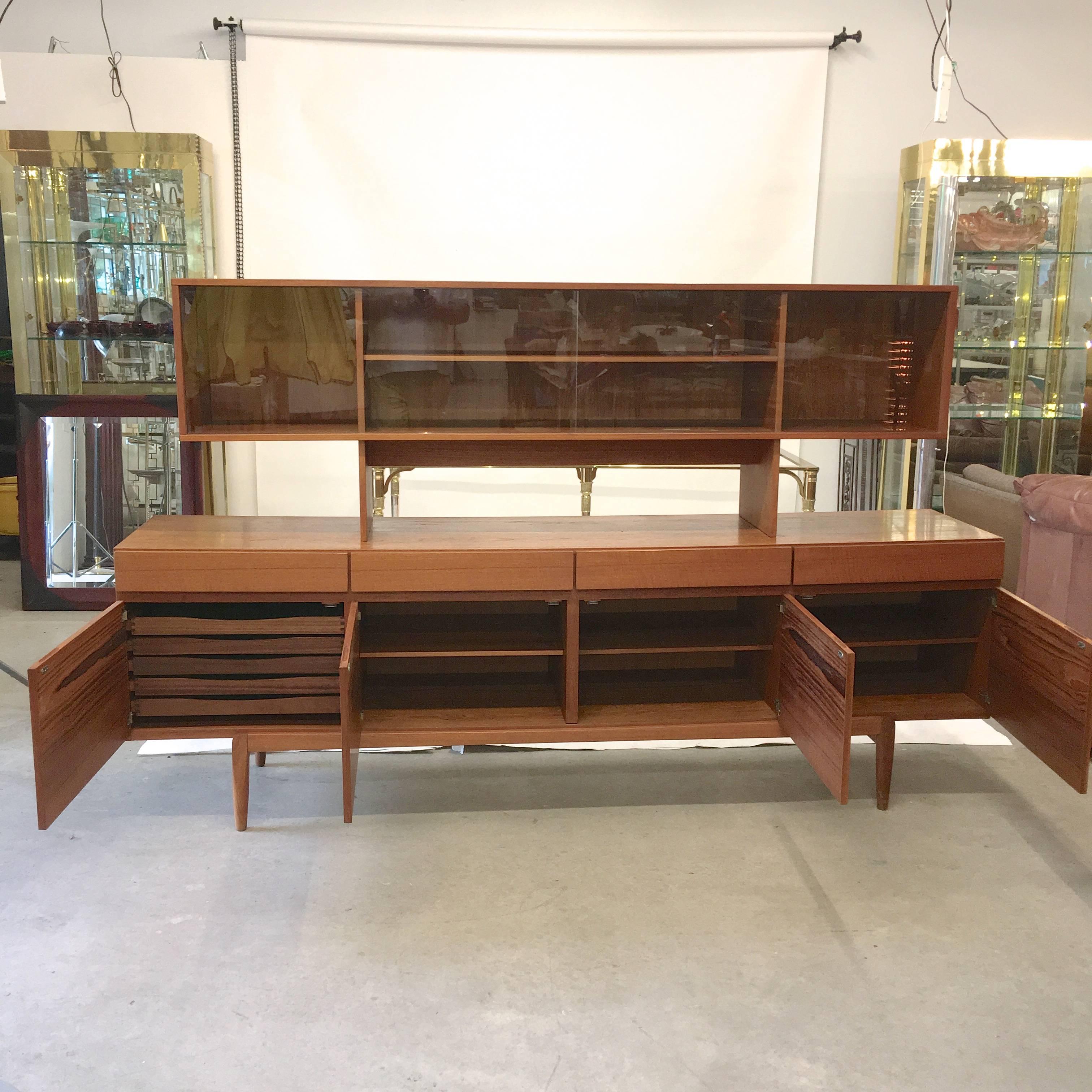 Ib Kofod-Larsen Fa-66 Teak Sideboard by Faarup with Lovig Hutch (Mitte des 20. Jahrhunderts)