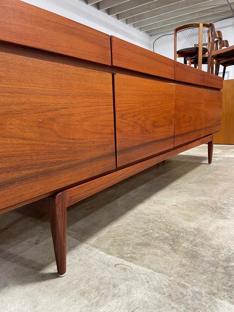 Mid-Century moderno Ib Kofod Larsen FA66 Danish Modern Sideboard or Credenza in vendita