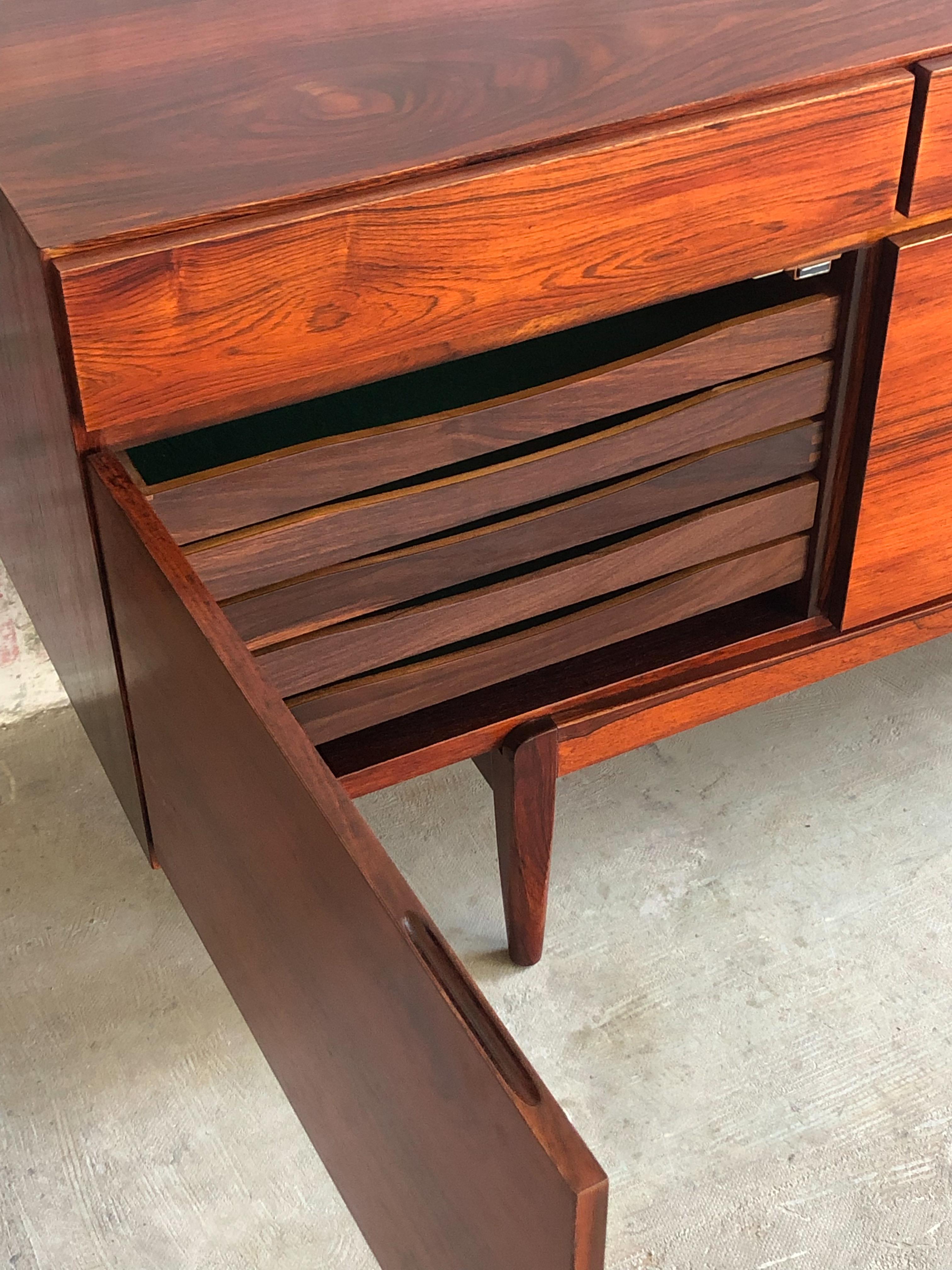 XX secolo Ib Kofod-Larsen FA66 Credenza in palissandro per Faarup Mobelfabrik in vendita