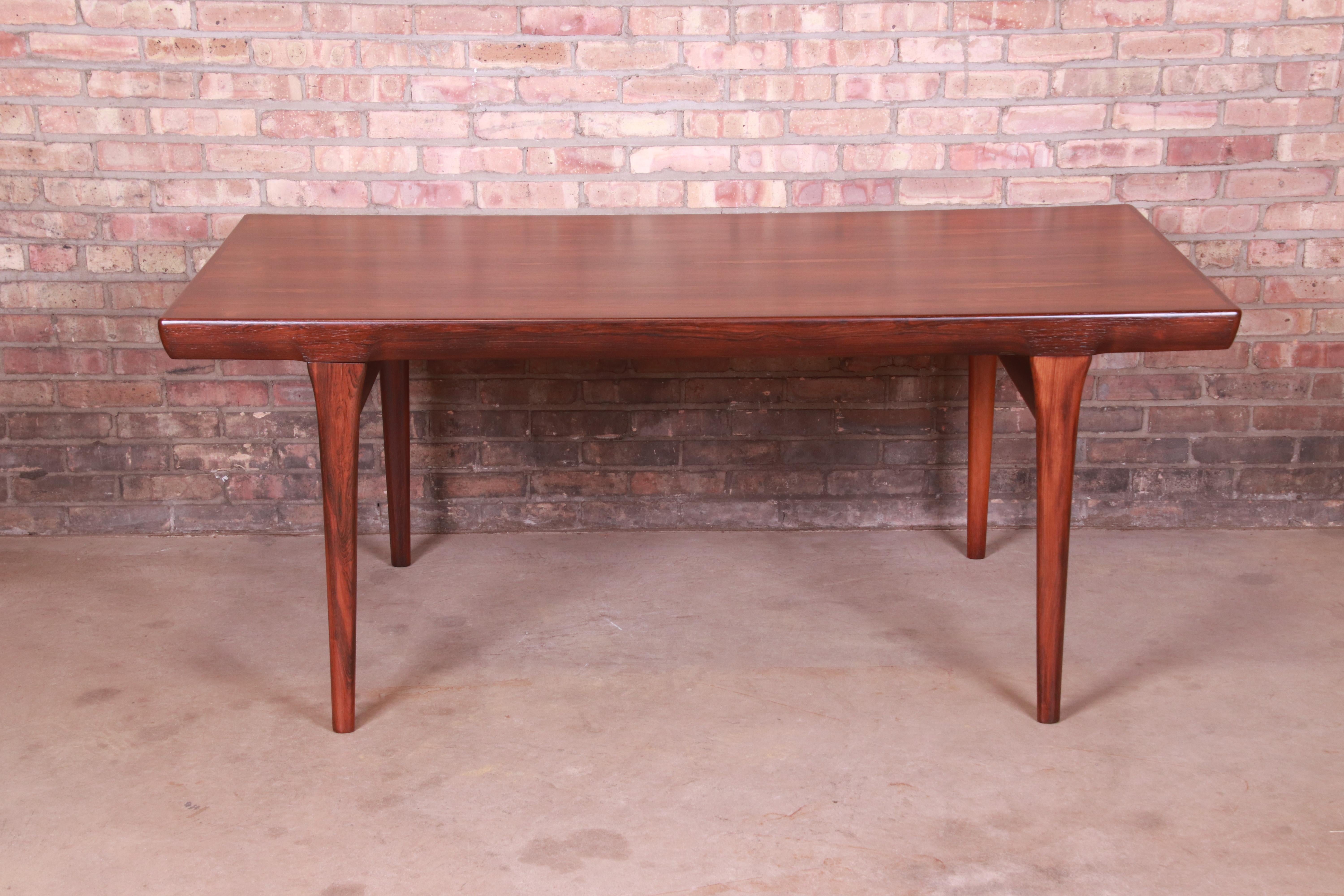 An exceptional mid-century Danish Modern rosewood extension dining table

By Ib Kofod-Larsen for Faarup Møbelfabrik

Denmark, 1960s

Measures: 68
