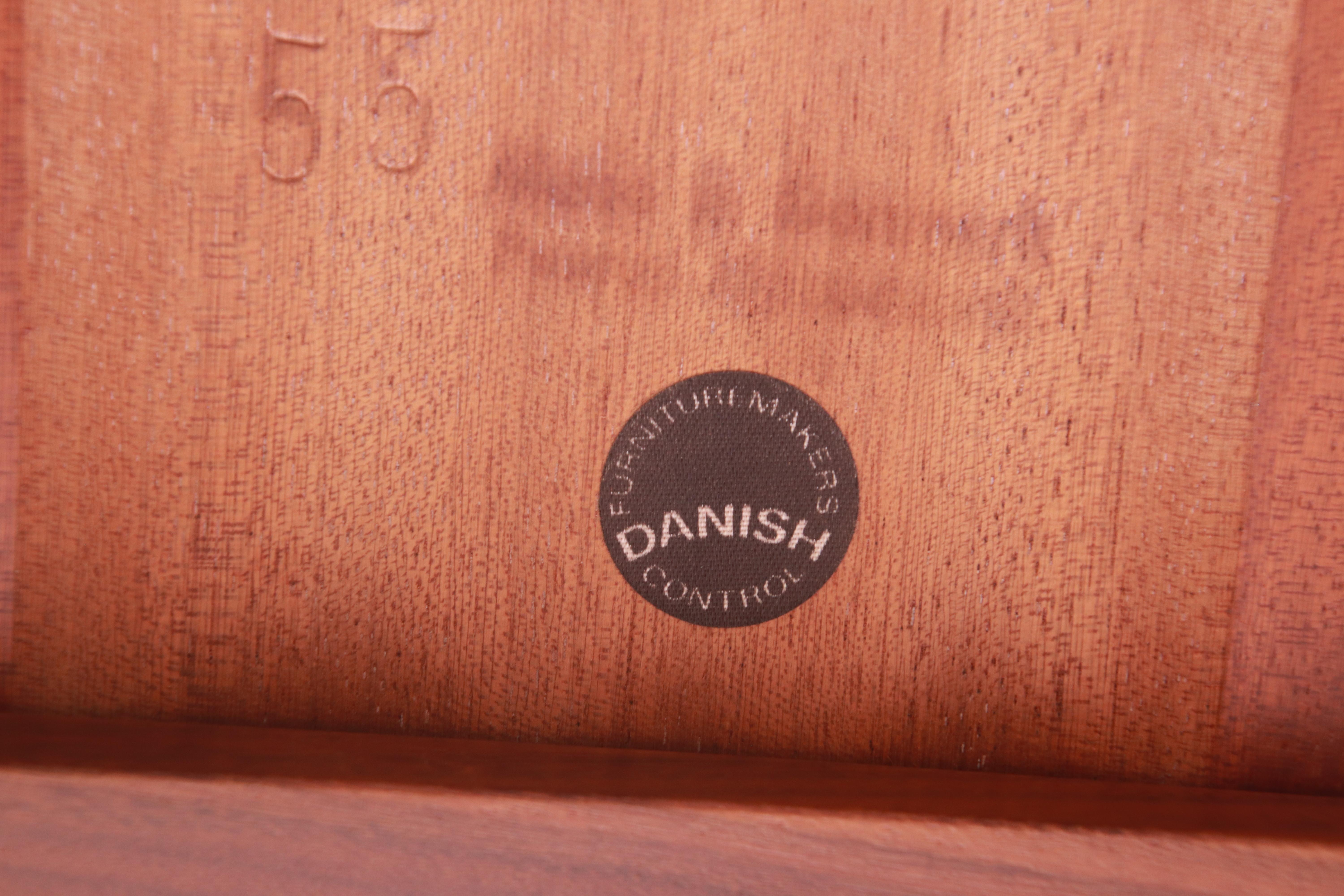 Moderner dänischer Esstisch aus Palisanderholz von Ib Kofod-Larsen für Faarup, neu lackiert im Angebot 13