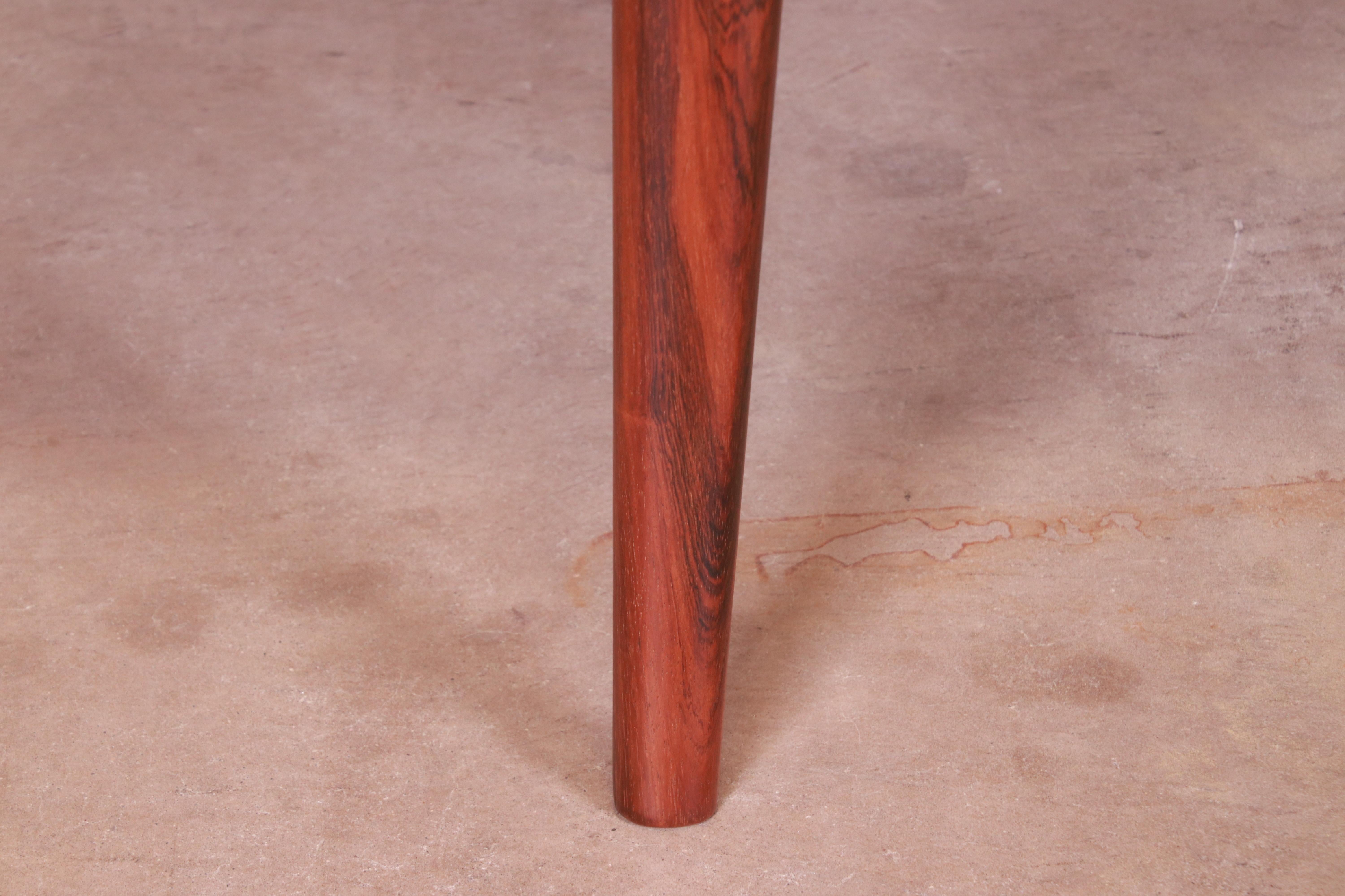Moderner dänischer Esstisch aus Palisanderholz von Ib Kofod-Larsen für Faarup, neu lackiert im Angebot 1