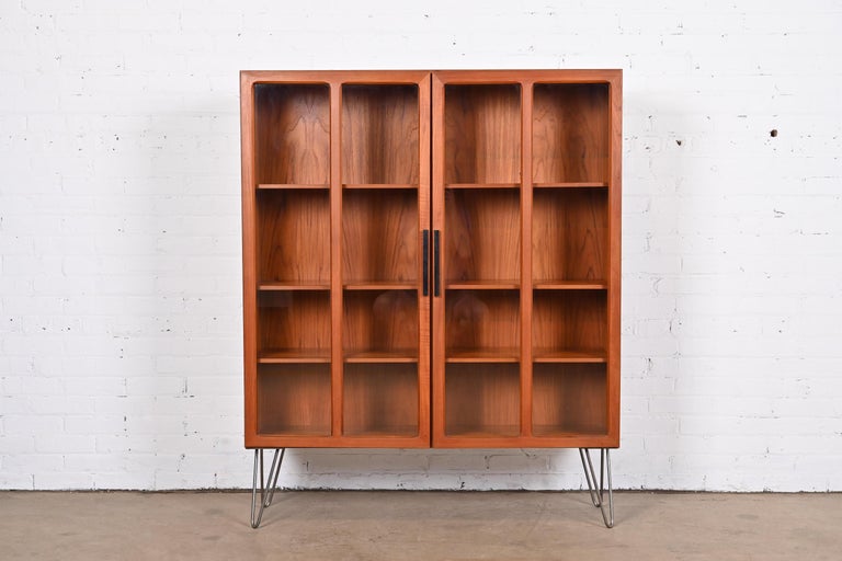 Ib Kofod-Larsen for Faarup Danish Modern Teak Bookcase on Hairpin Legs, 1960s In Good Condition In South Bend, IN