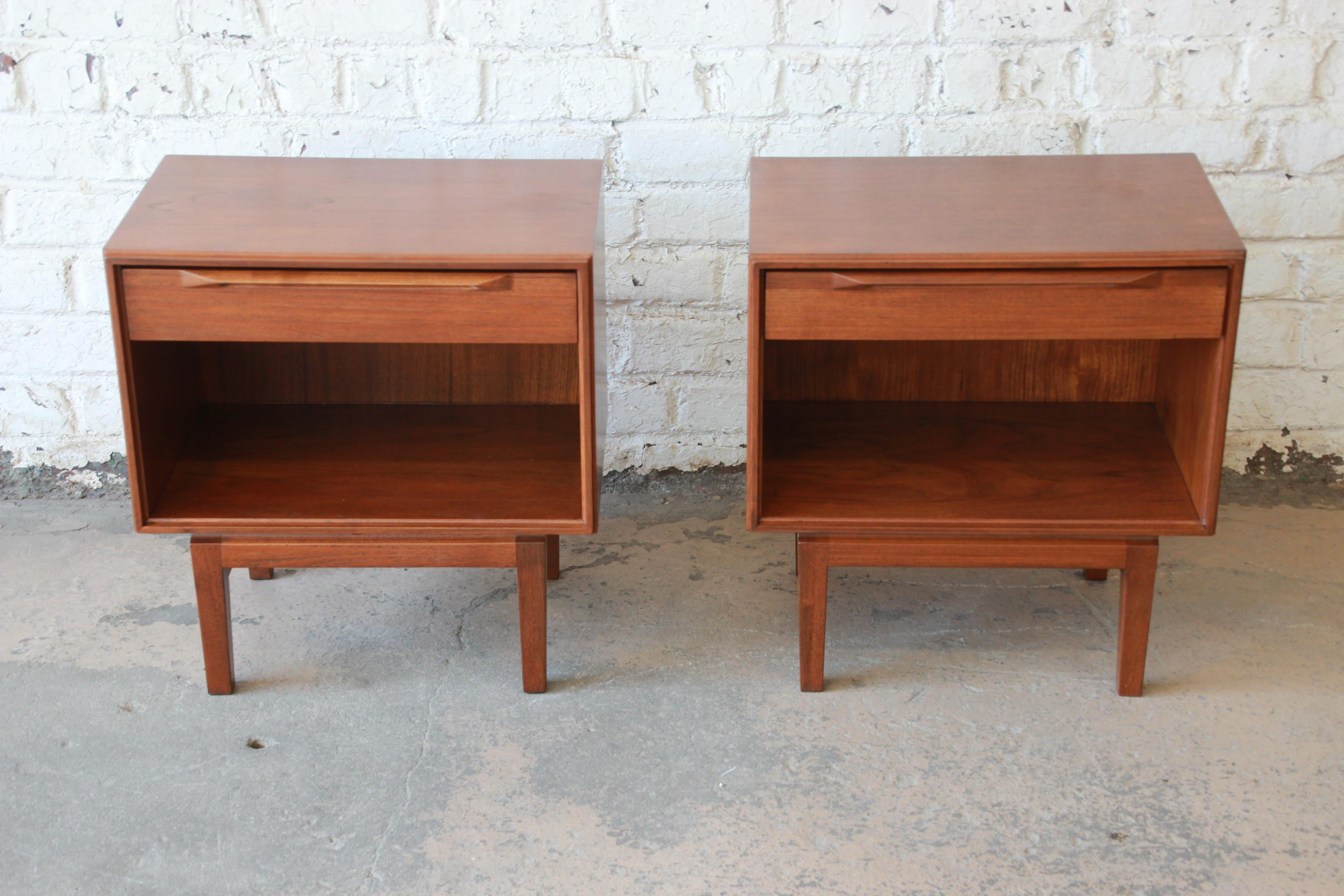 Offering a stunning pair of freshly restored Danish Modern teak nightstands by Ib Kofod-Larsen for Fredericia. The stands have a nice teak wood grain with clean Danish design. There is a drawer with a sculpted pull for storage and cabinet space