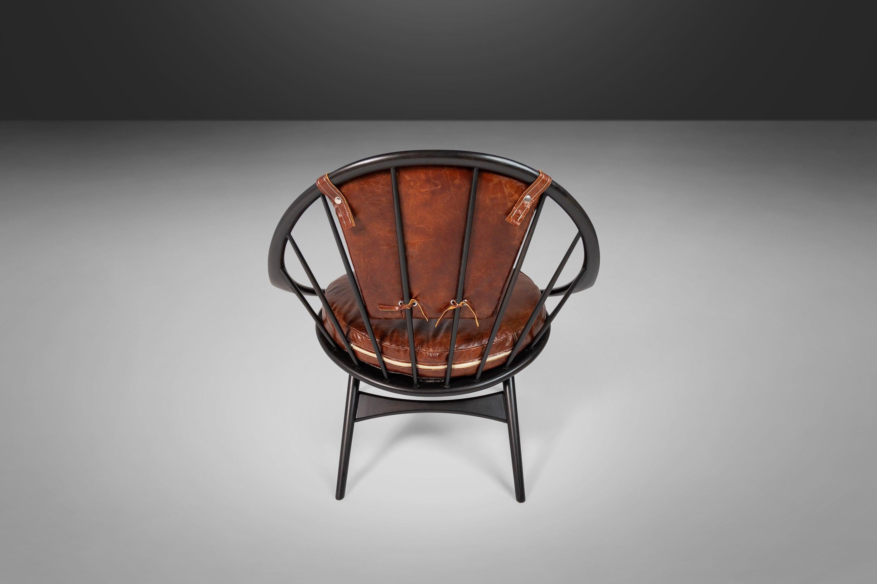 Milieu du XXe siècle Chaise cerceau en bois d'ébène Ib Kofod-Larsen pour Selig, chaise paon avec cuir patiné en vente