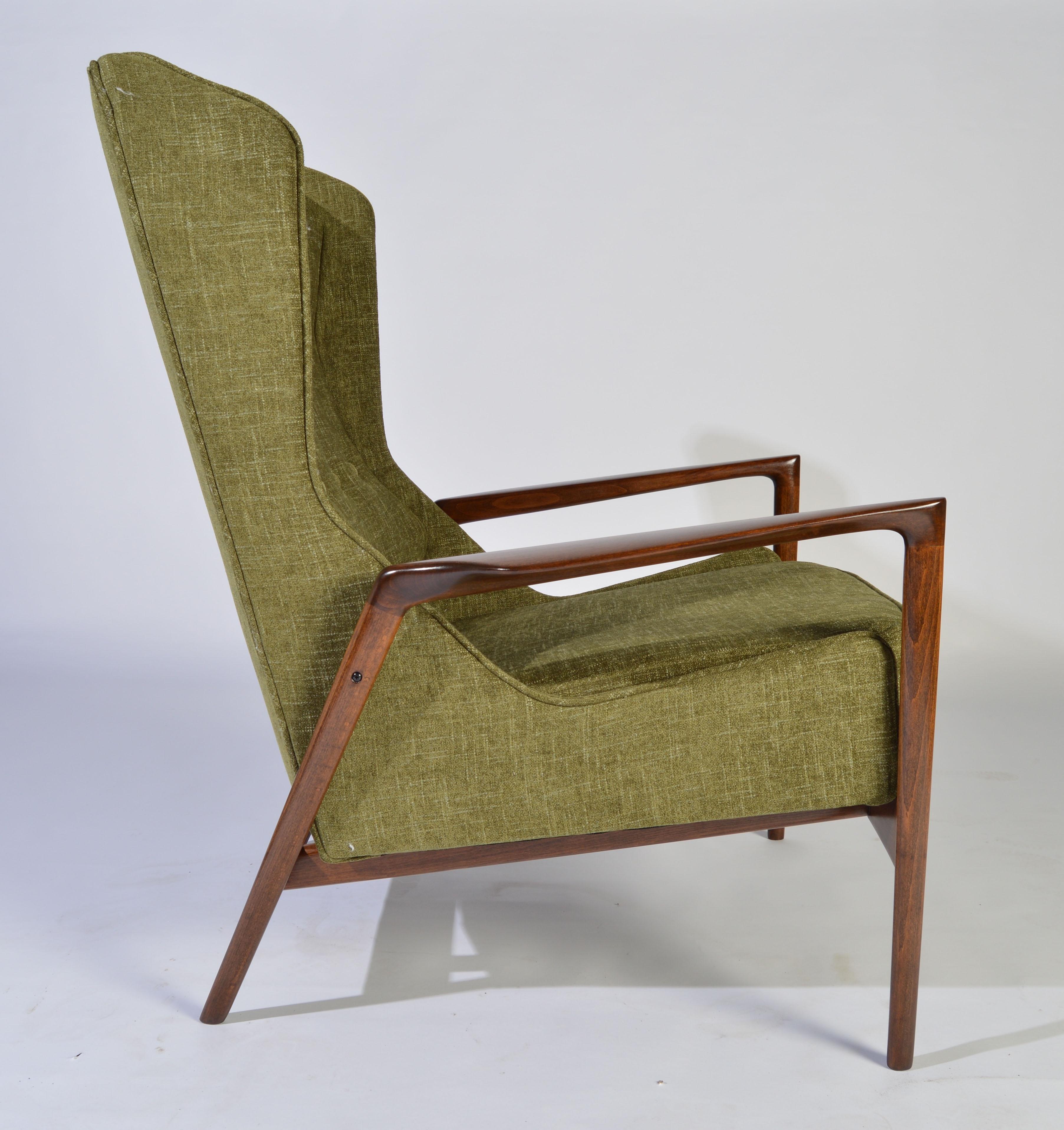 An elegant example of IB Kofod-Larsen’s design ability and vision. Having a sculptural beech frame with tufted backrest newly upholstered in a durable yet soft green fabric. New cushioning throughout as well.
Excellent condition throughout. Study