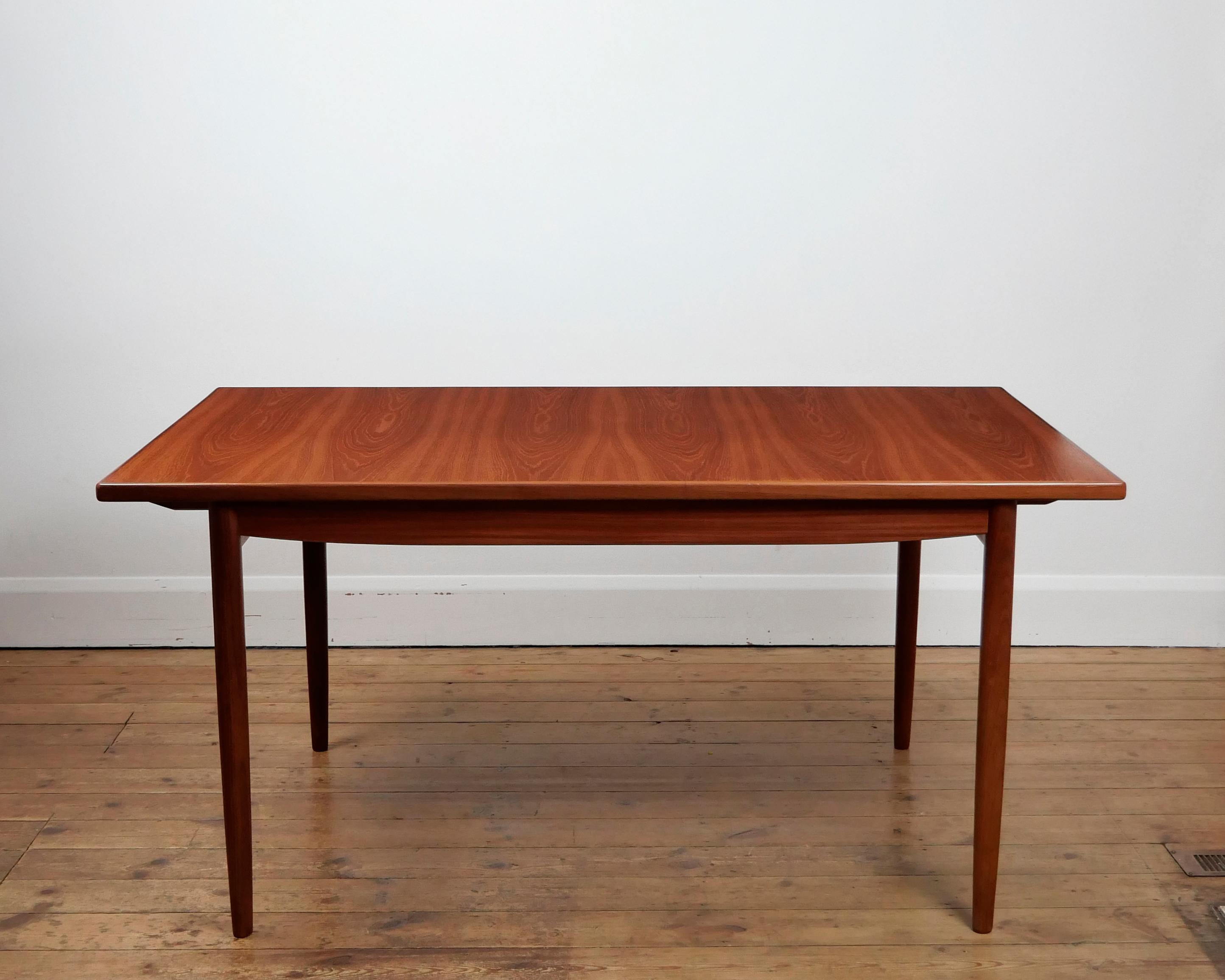 Ib Kofod-Larsen, G-Plan 'Danish Design' series 1960s teak extending dining table en vente 3