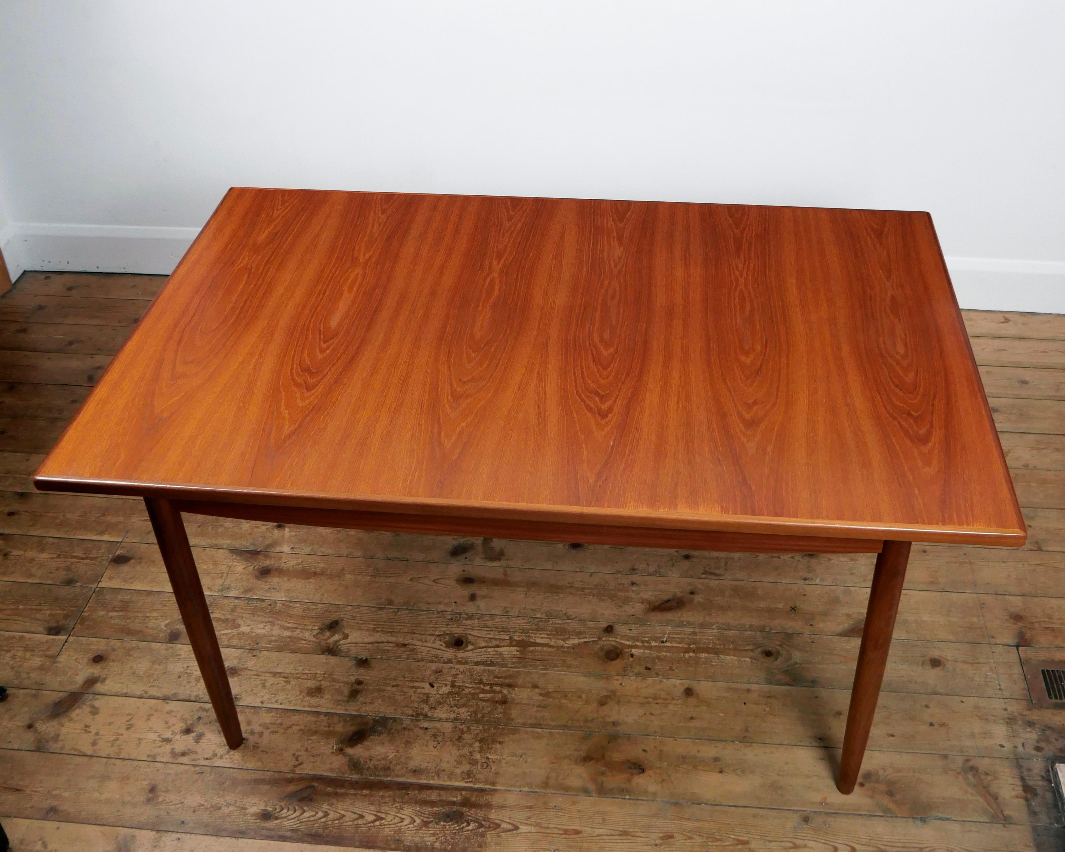 Ib Kofod-Larsen, G-Plan 'Danish Design' series 1960s teak extending dining table en vente 5
