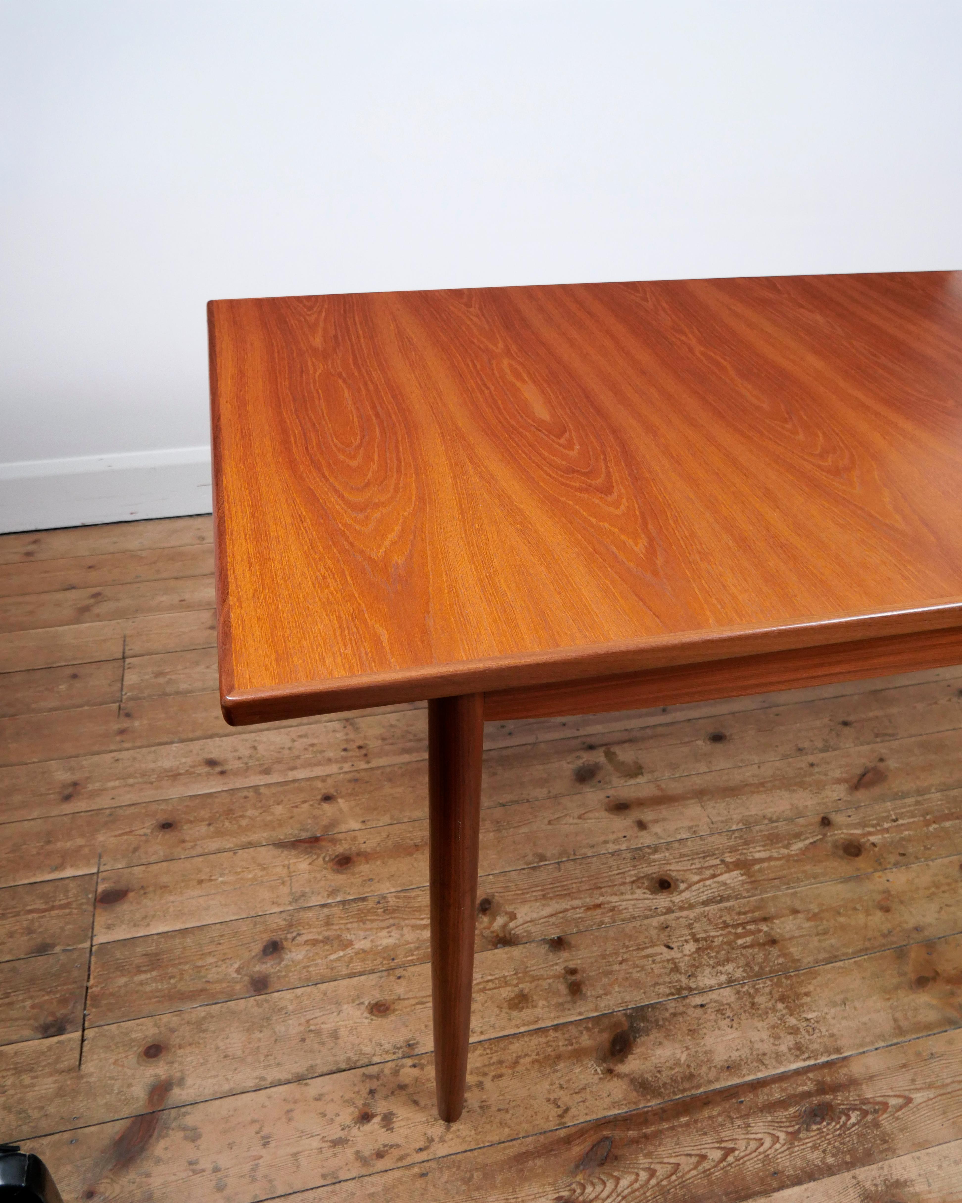 Ib Kofod-Larsen, G-Plan 'Danish Design' series 1960s teak extending dining table en vente 6